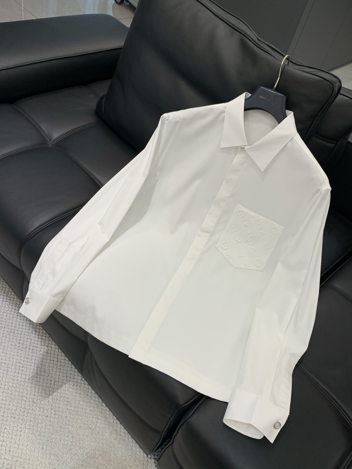，LouisVuitton 路易威登，春季最新款，专柜同步有售，原单狠货，时尚休闲长袖衬衫，上身很有特点