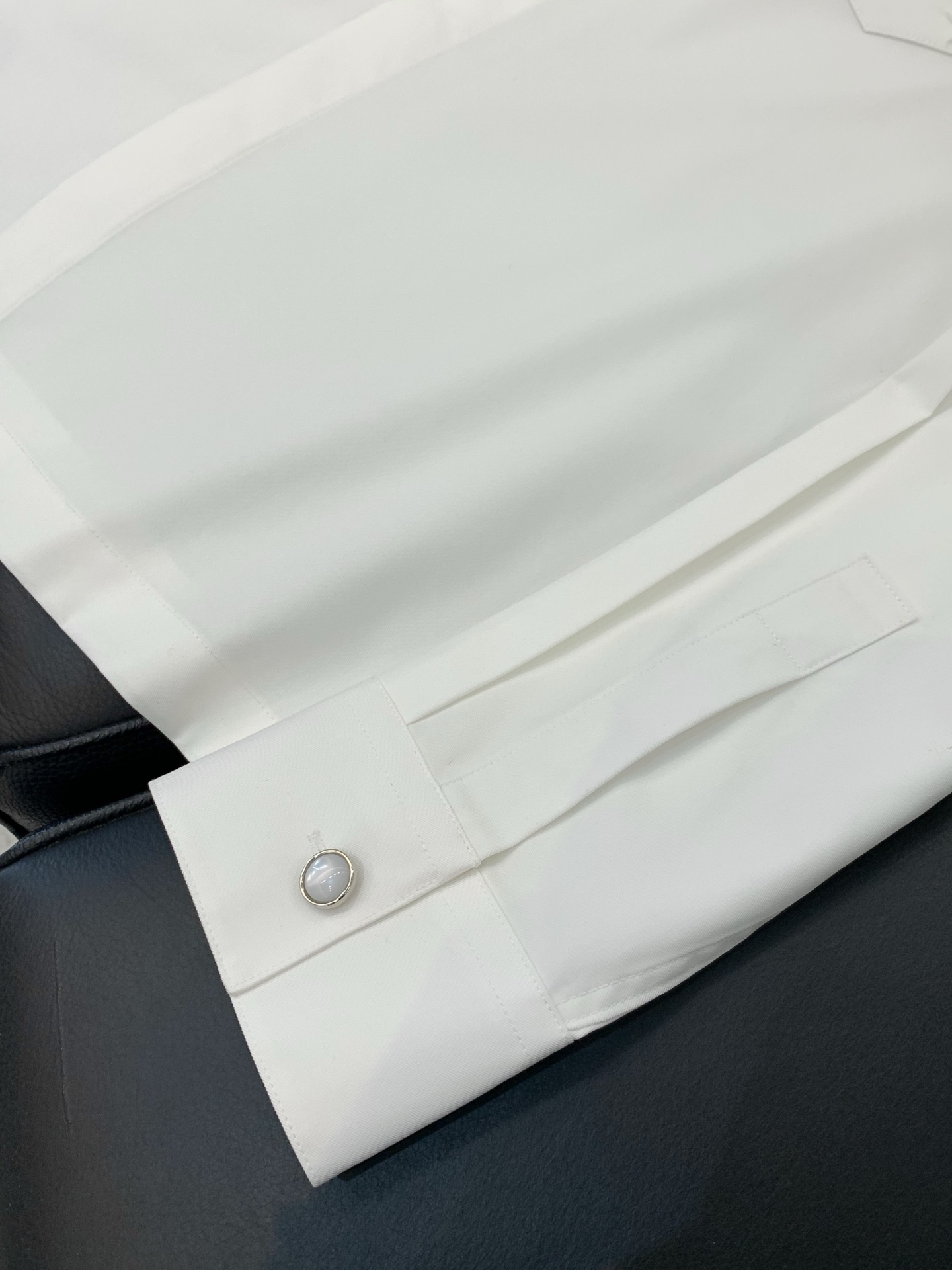 ，LouisVuitton 路易威登，春季最新款，专柜同步有售，原单狠货，时尚休闲长袖衬衫，上身很有特点