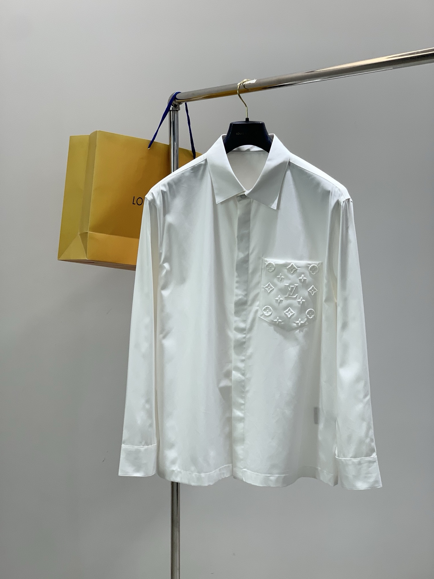 ，LouisVuitton 路易威登，春季最新款，专柜同步有售，原单狠货，时尚休闲长袖衬衫，上身很有特点