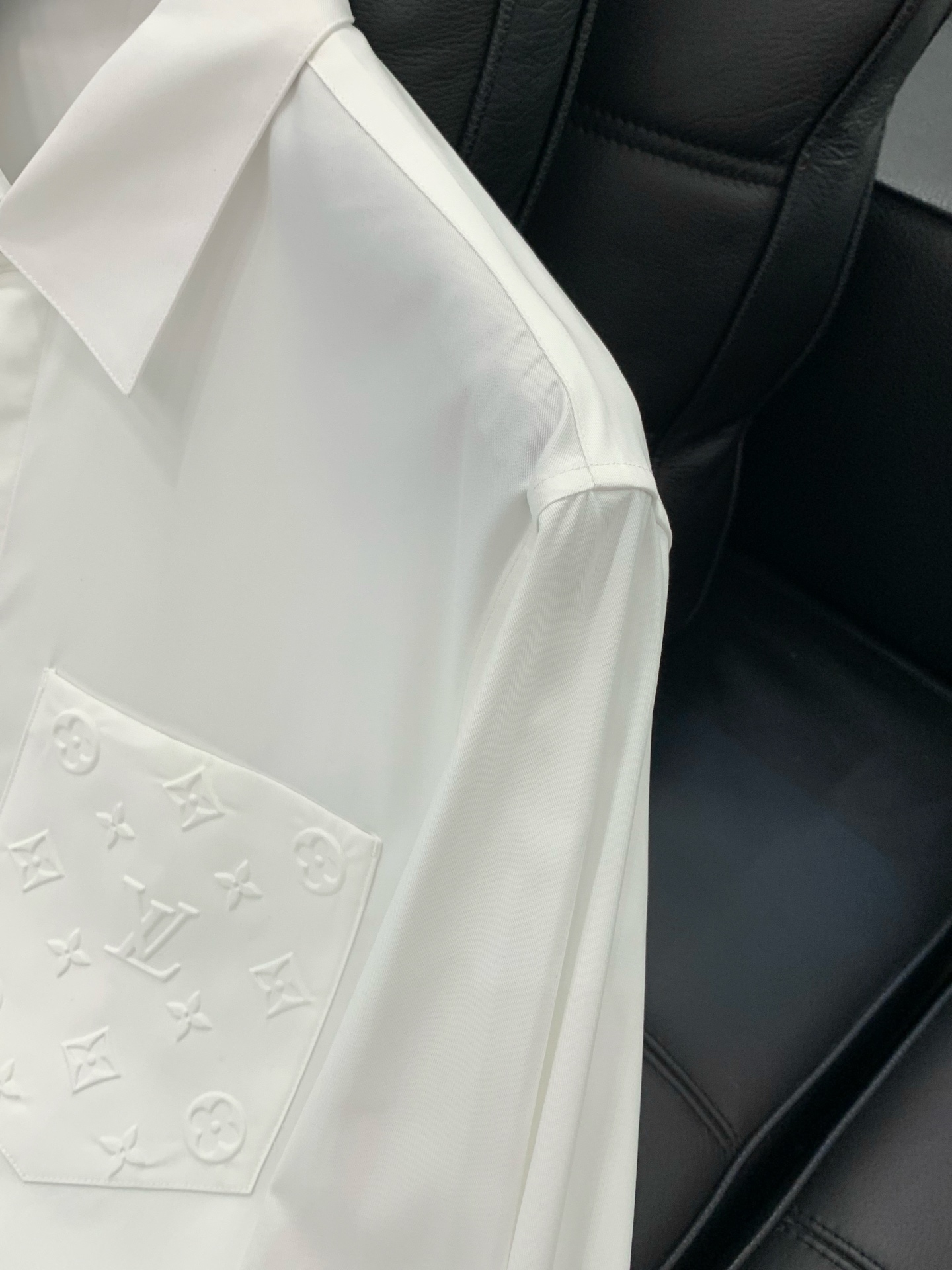 ，LouisVuitton 路易威登，春季最新款，专柜同步有售，原单狠货，时尚休闲长袖衬衫，上身很有特点