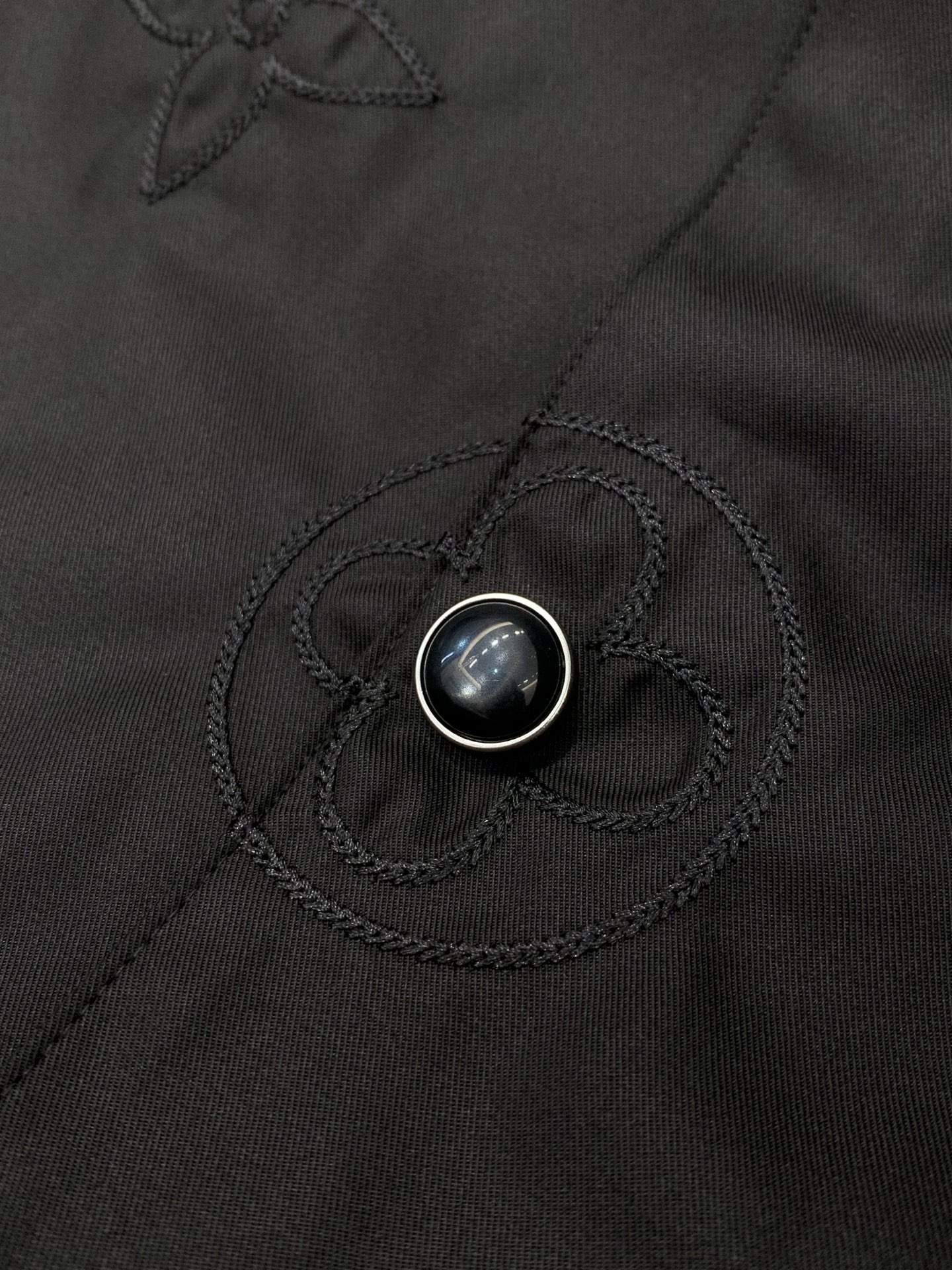 ，LouisVuitton 路易威登，春季最新款，专柜同步有售，原单狠货，时尚休闲长袖衬衫，上身很有特点