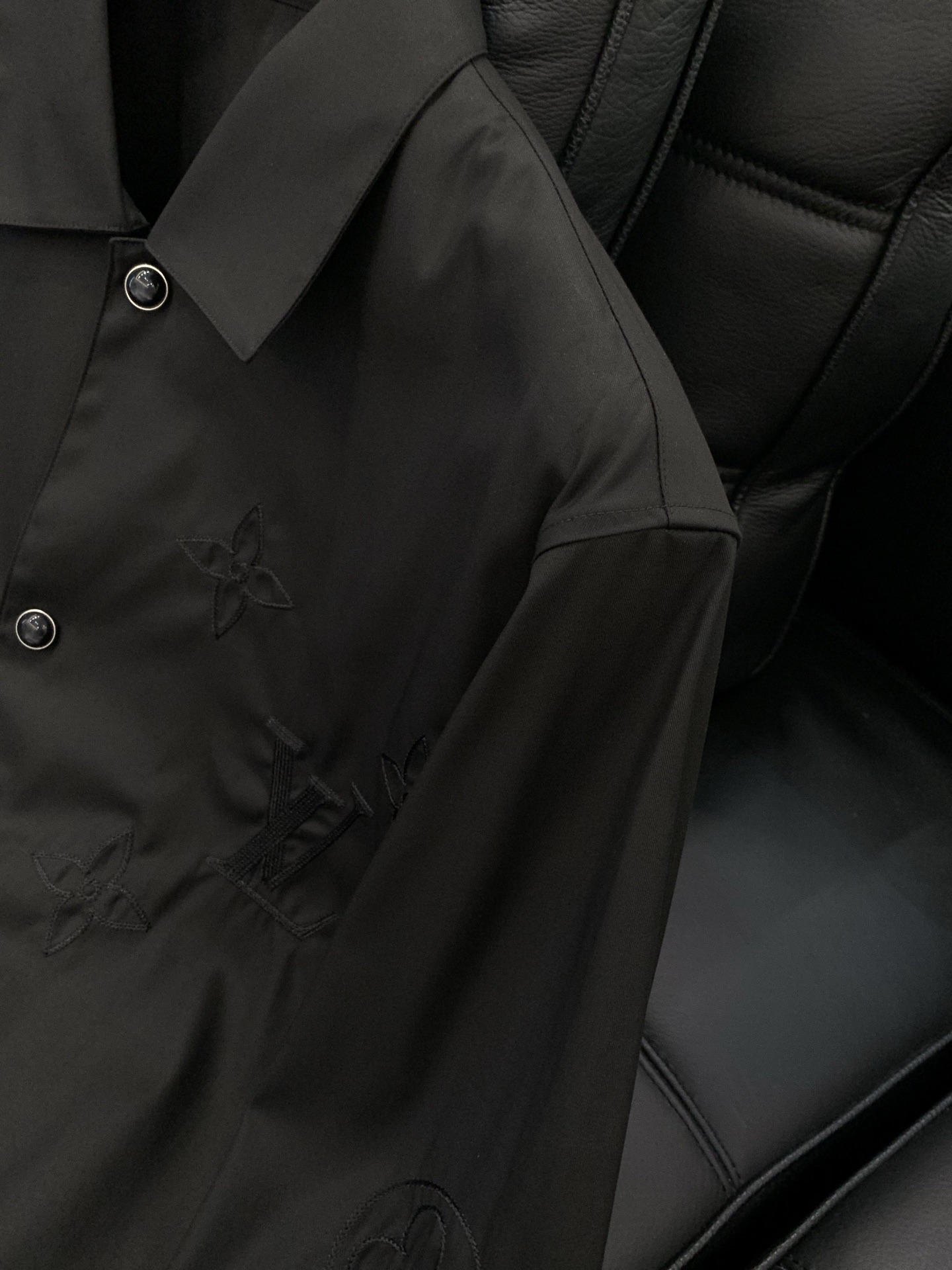 ，LouisVuitton 路易威登，春季最新款，专柜同步有售，原单狠货，时尚休闲长袖衬衫，上身很有特点