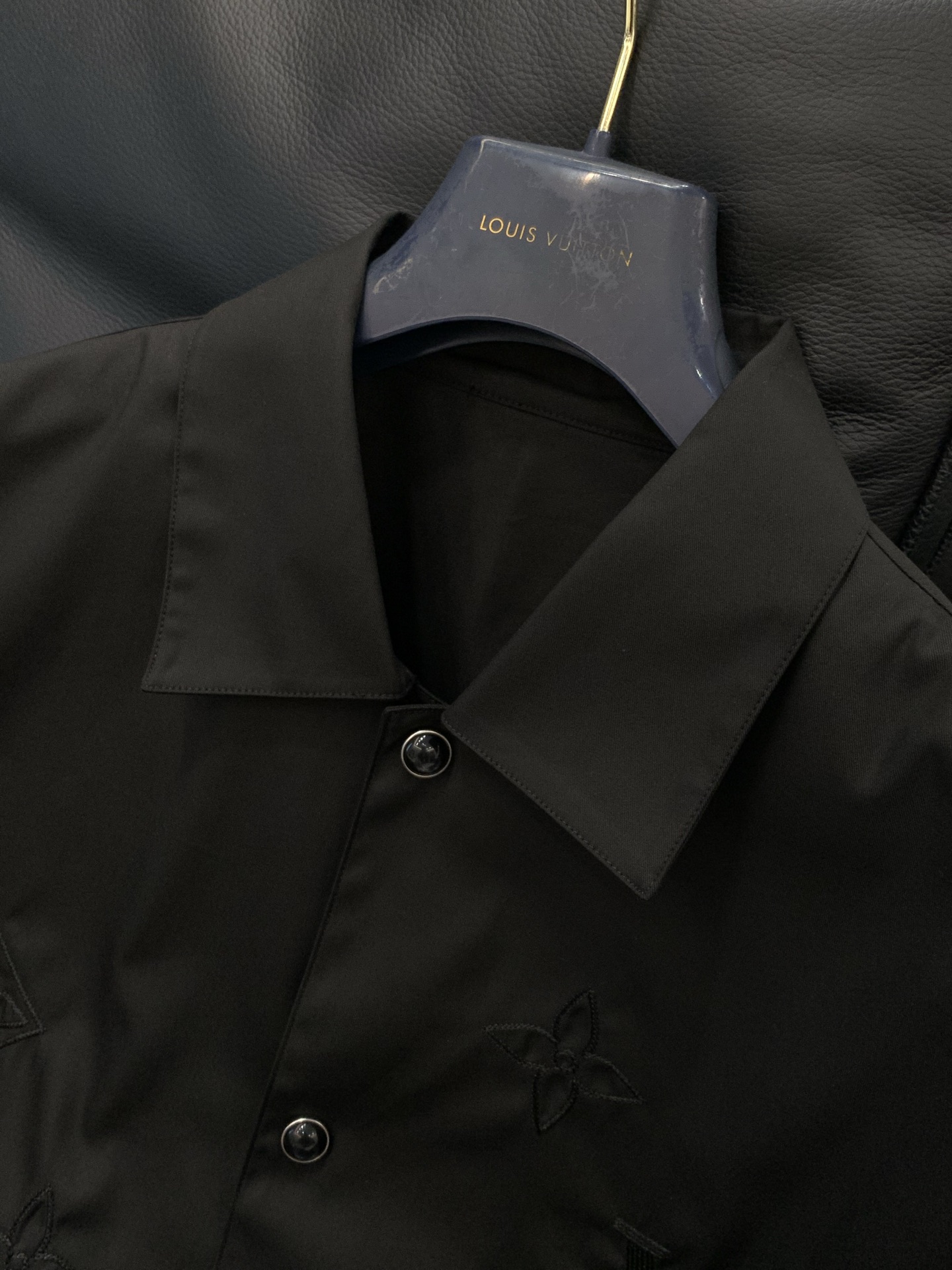 ，LouisVuitton 路易威登，春季最新款，专柜同步有售，原单狠货，时尚休闲长袖衬衫，上身很有特点