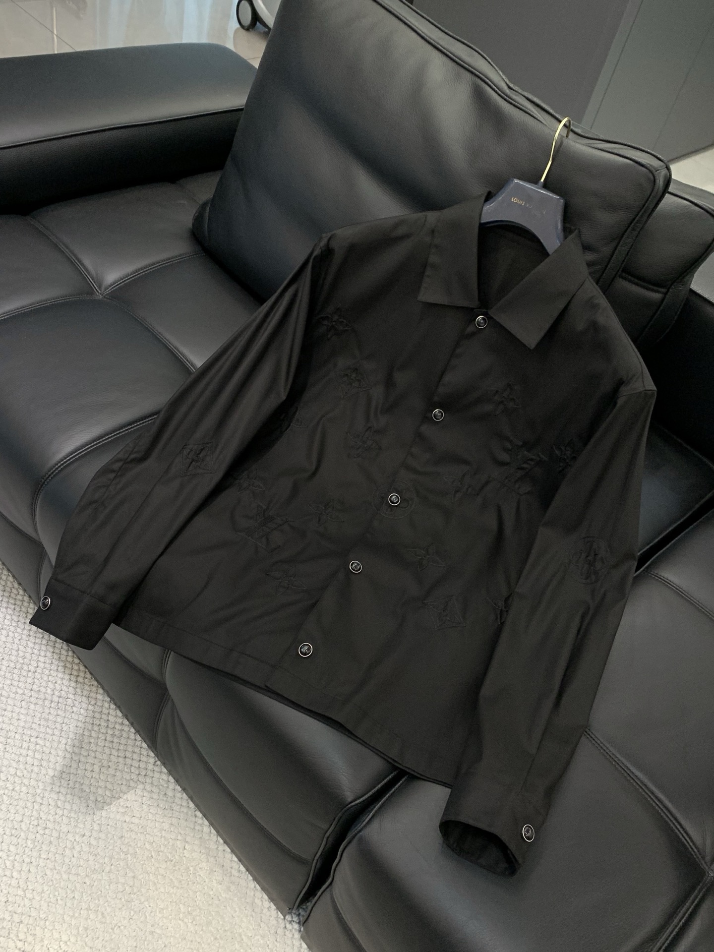 ，LouisVuitton 路易威登，春季最新款，专柜同步有售，原单狠货，时尚休闲长袖衬衫，上身很有特点