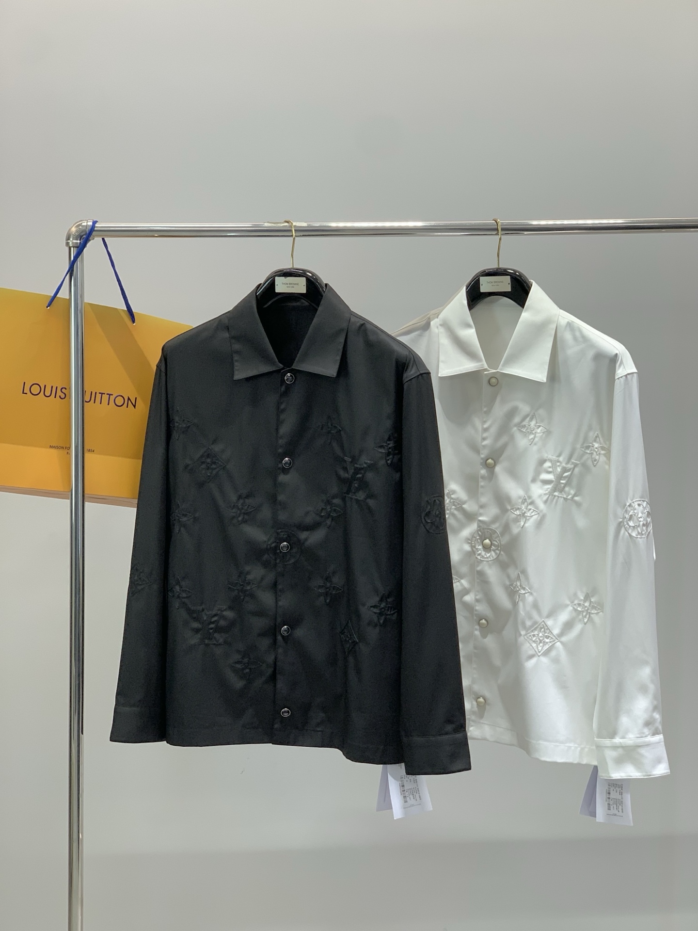 ，LouisVuitton 路易威登，春季最新款，专柜同步有售，原单狠货，时尚休闲长袖衬衫，上身很有特点