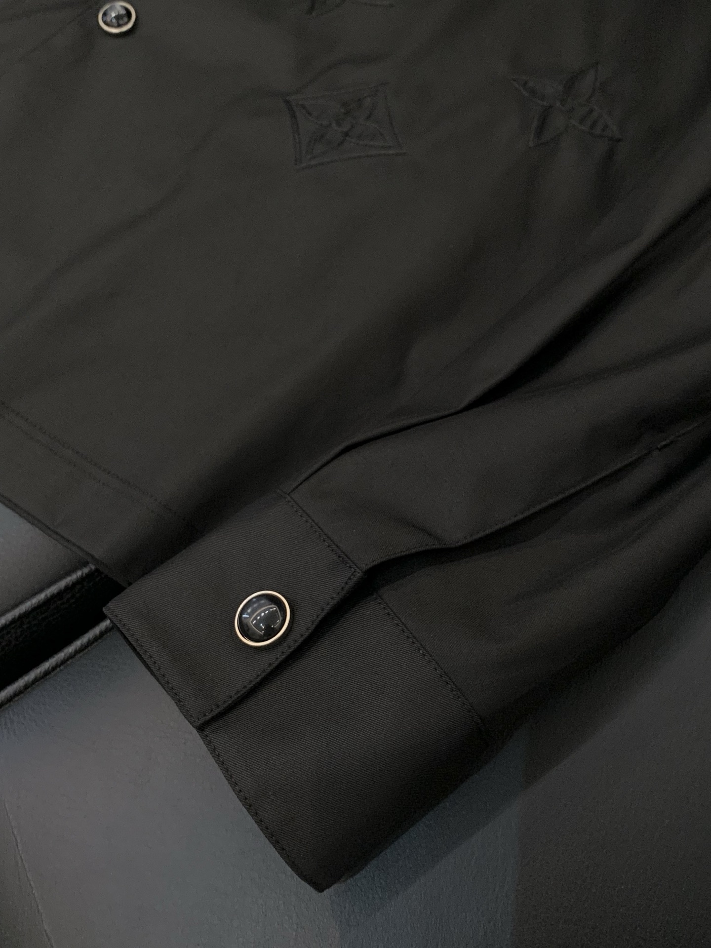 ，LouisVuitton 路易威登，春季最新款，专柜同步有售，原单狠货，时尚休闲长袖衬衫，上身很有特点