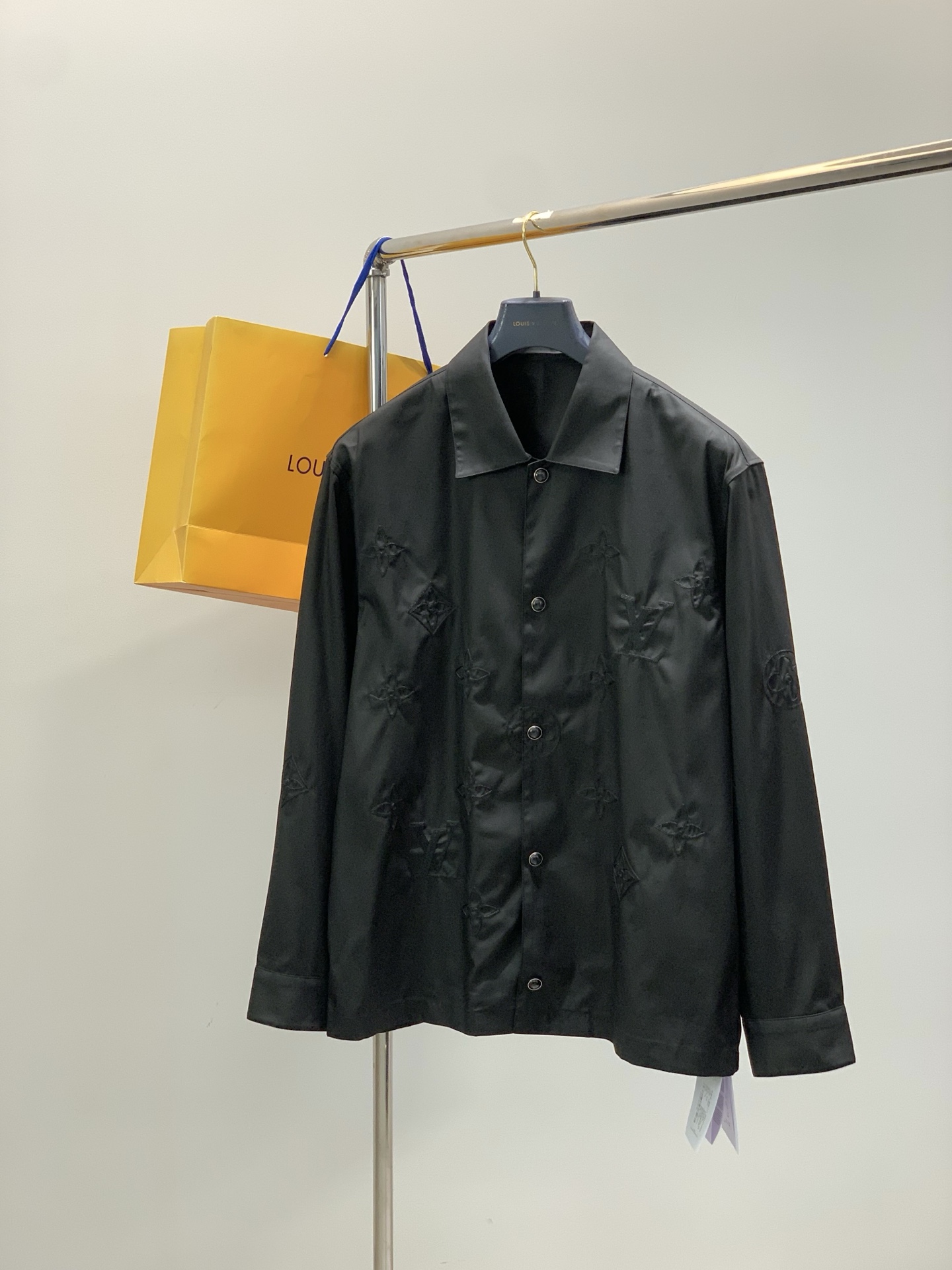 ，LouisVuitton 路易威登，春季最新款，专柜同步有售，原单狠货，时尚休闲长袖衬衫，上身很有特点