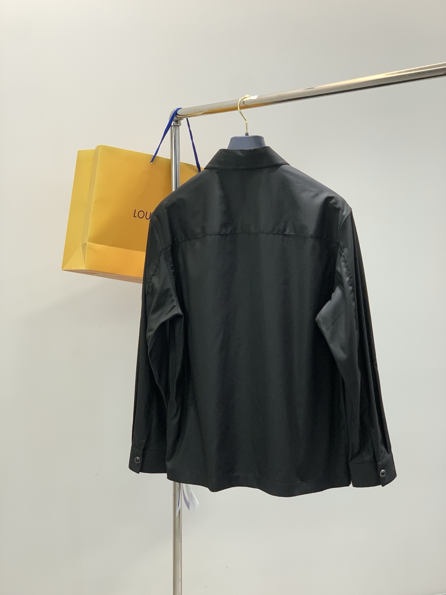 ，LouisVuitton 路易威登，春季最新款，专柜同步有售，原单狠货，时尚休闲长袖衬衫，上身很有特点