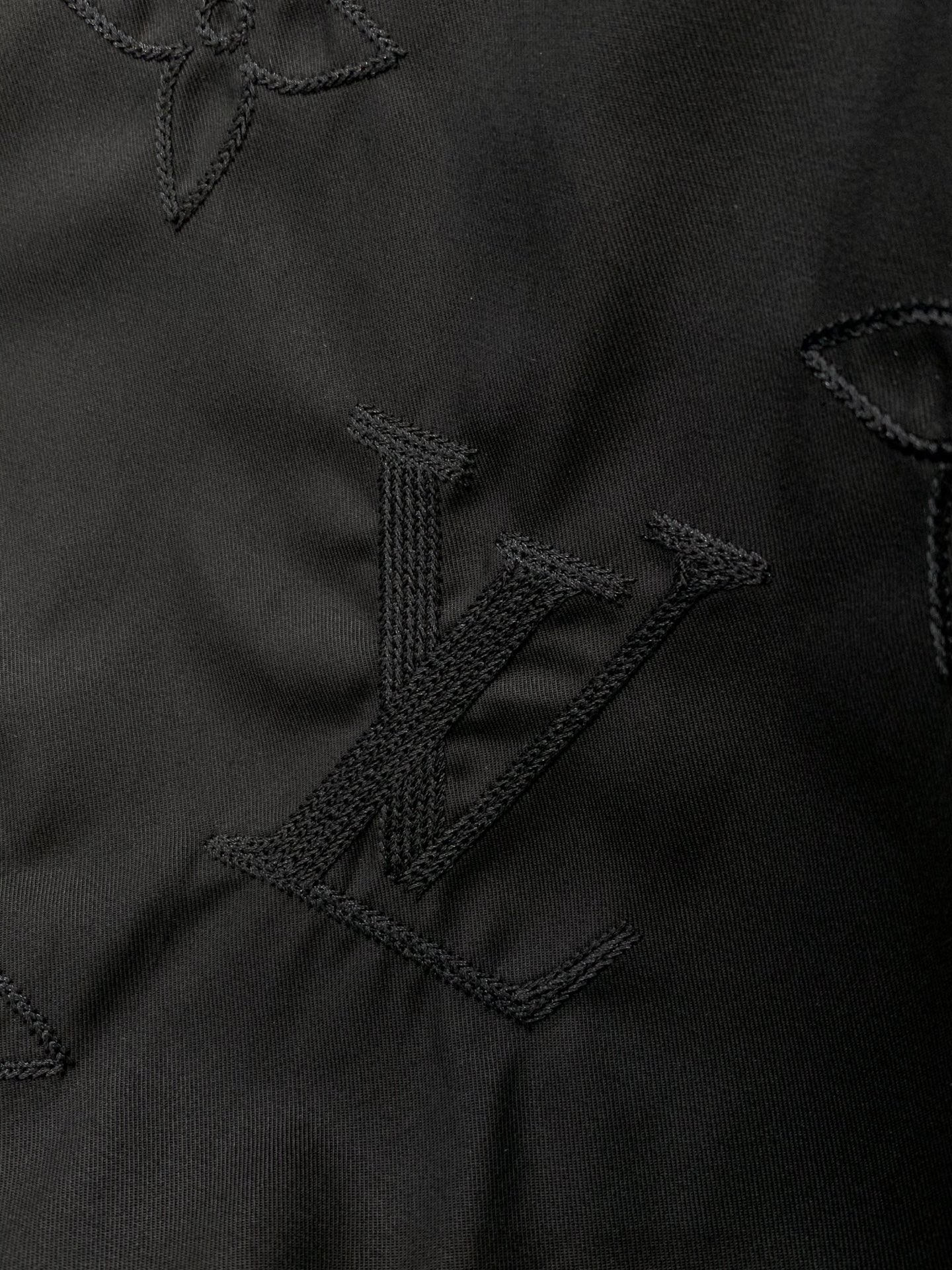 ，LouisVuitton 路易威登，春季最新款，专柜同步有售，原单狠货，时尚休闲长袖衬衫，上身很有特点