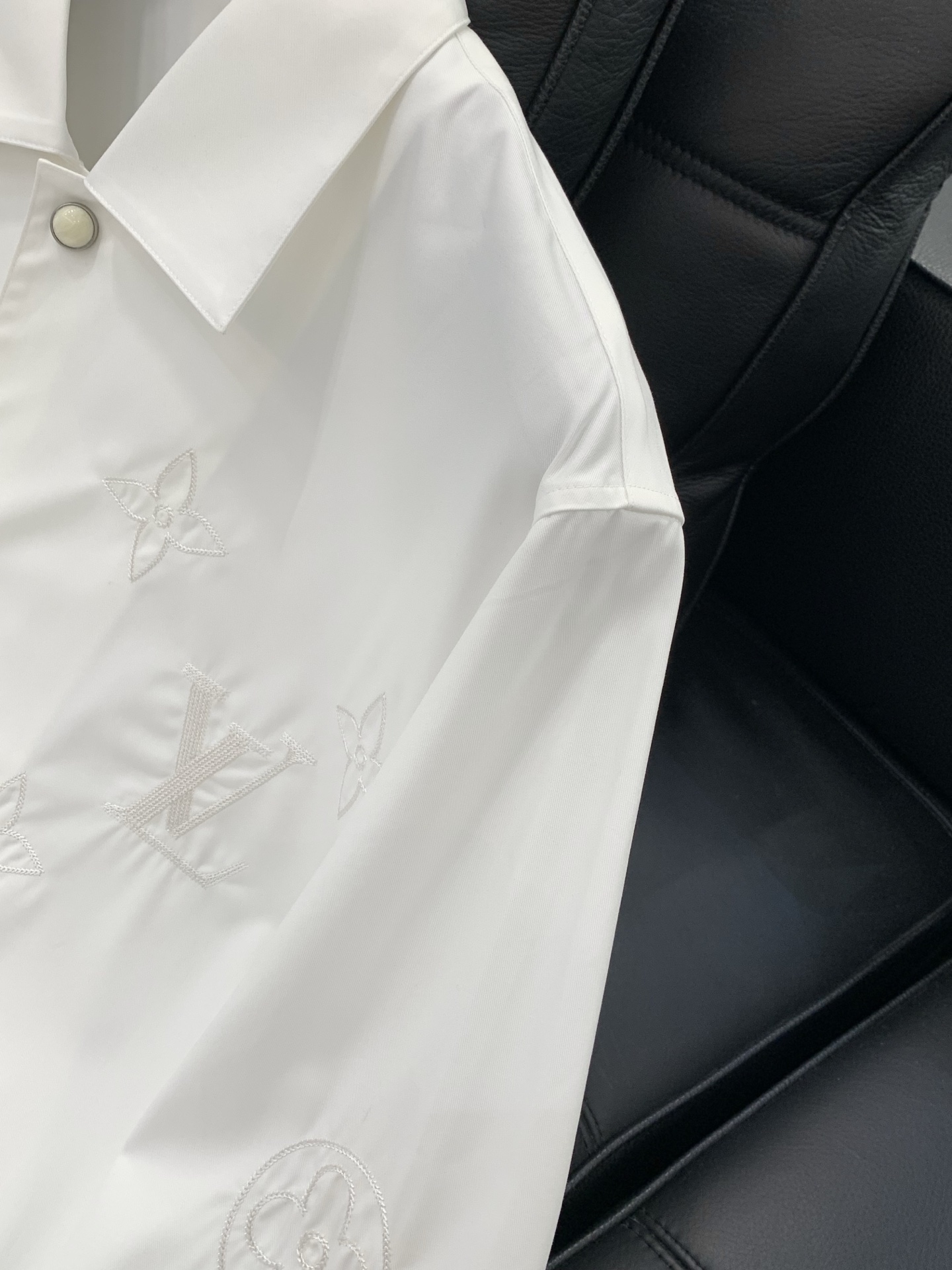 ，LouisVuitton 路易威登，春季最新款，专柜同步有售，原单狠货，时尚休闲长袖衬衫，上身很有特点