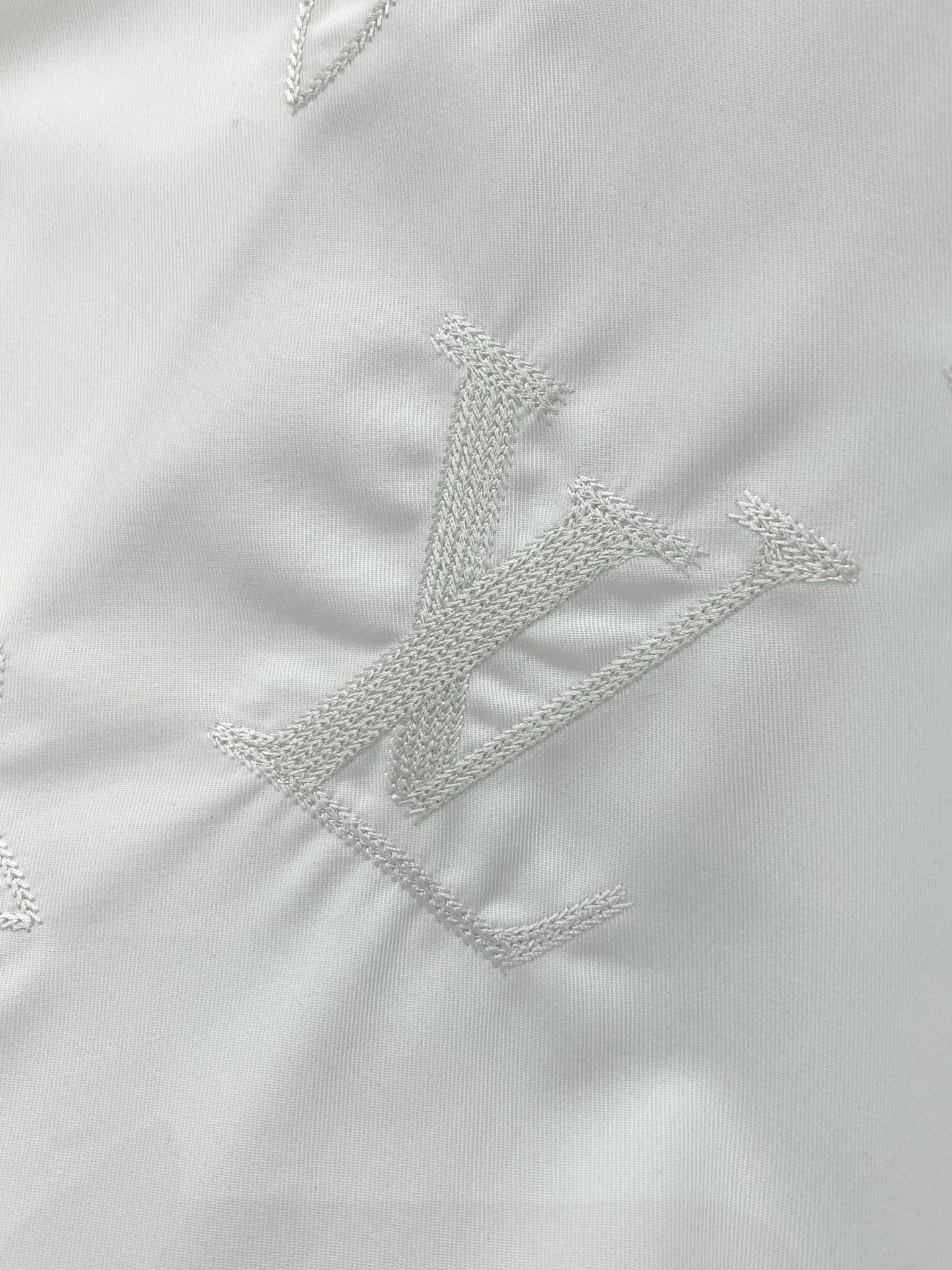 ，LouisVuitton 路易威登，春季最新款，专柜同步有售，原单狠货，时尚休闲长袖衬衫，上身很有特点