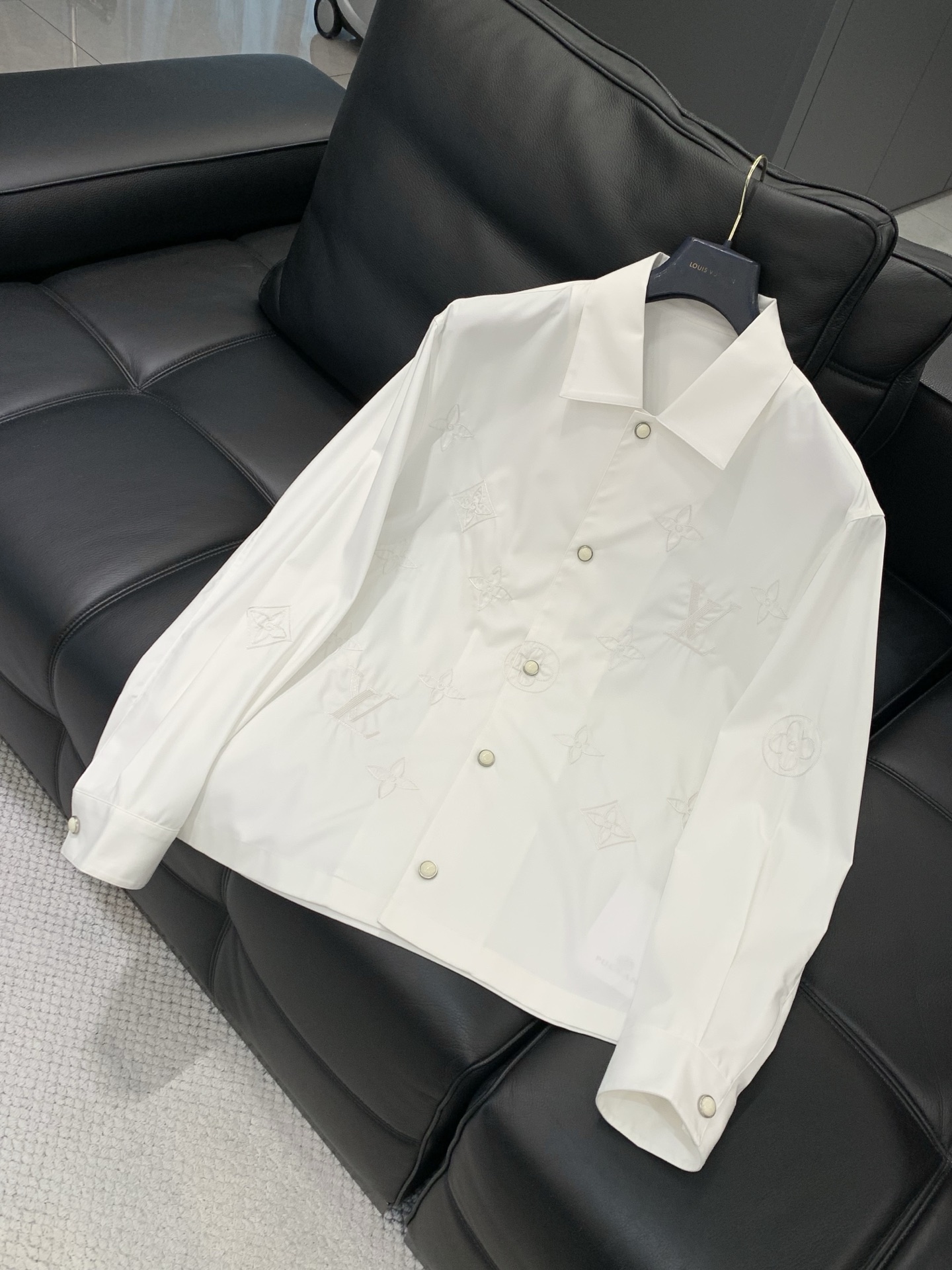 ，LouisVuitton 路易威登，春季最新款，专柜同步有售，原单狠货，时尚休闲长袖衬衫，上身很有特点