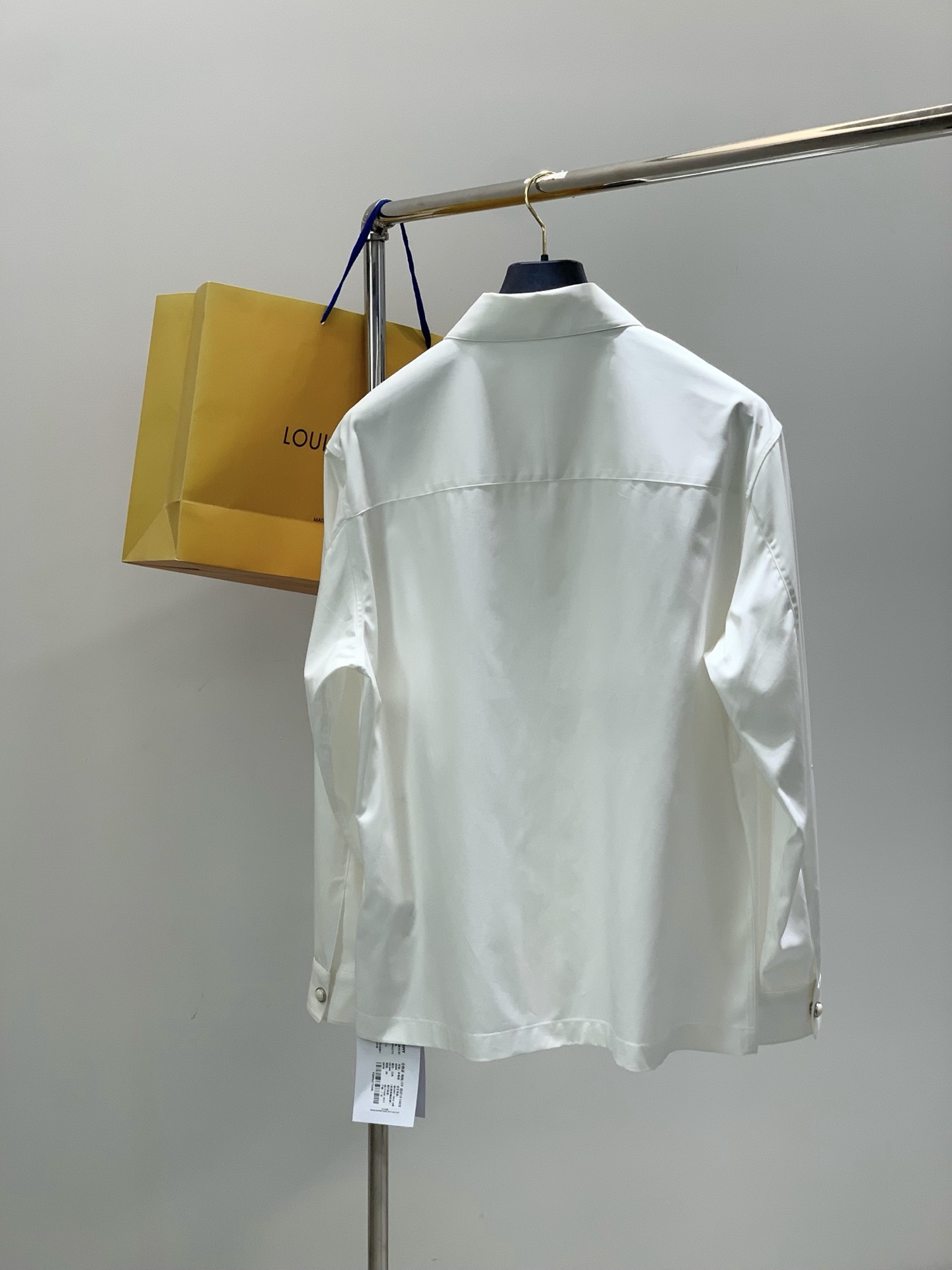 ，LouisVuitton 路易威登，春季最新款，专柜同步有售，原单狠货，时尚休闲长袖衬衫，上身很有特点