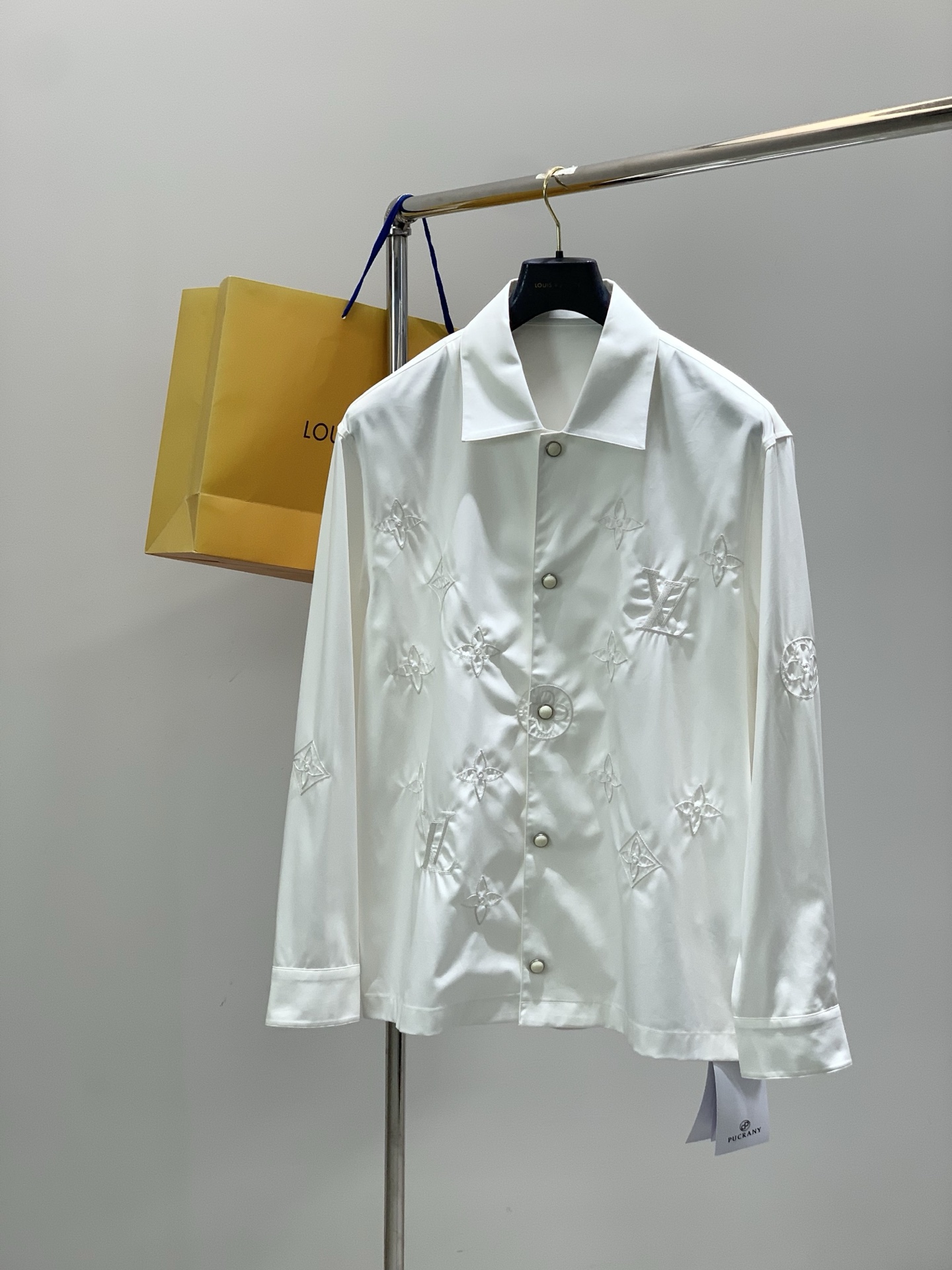 ，LouisVuitton 路易威登，春季最新款，专柜同步有售，原单狠货，时尚休闲长袖衬衫，上身很有特点