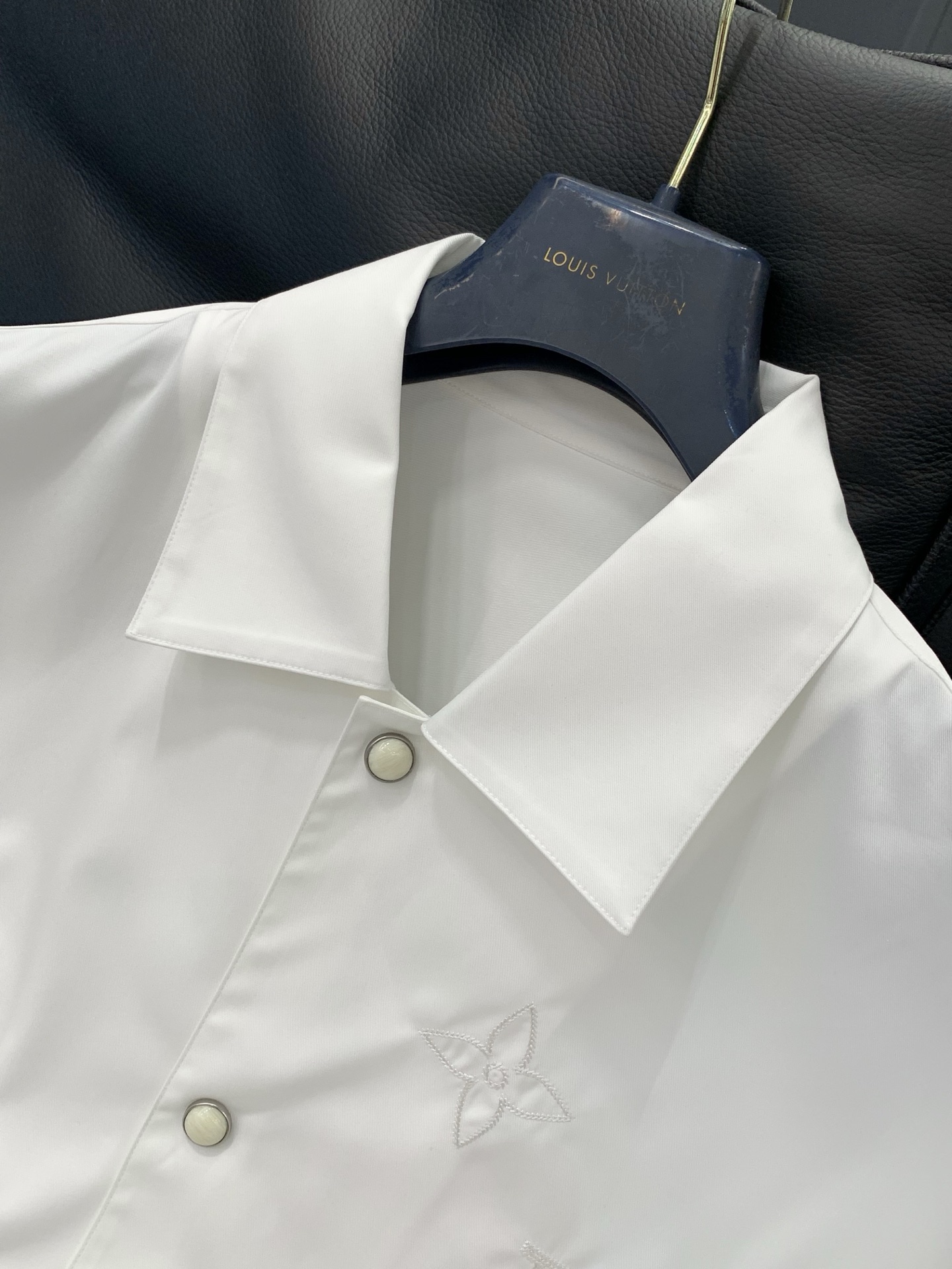 ，LouisVuitton 路易威登，春季最新款，专柜同步有售，原单狠货，时尚休闲长袖衬衫，上身很有特点
