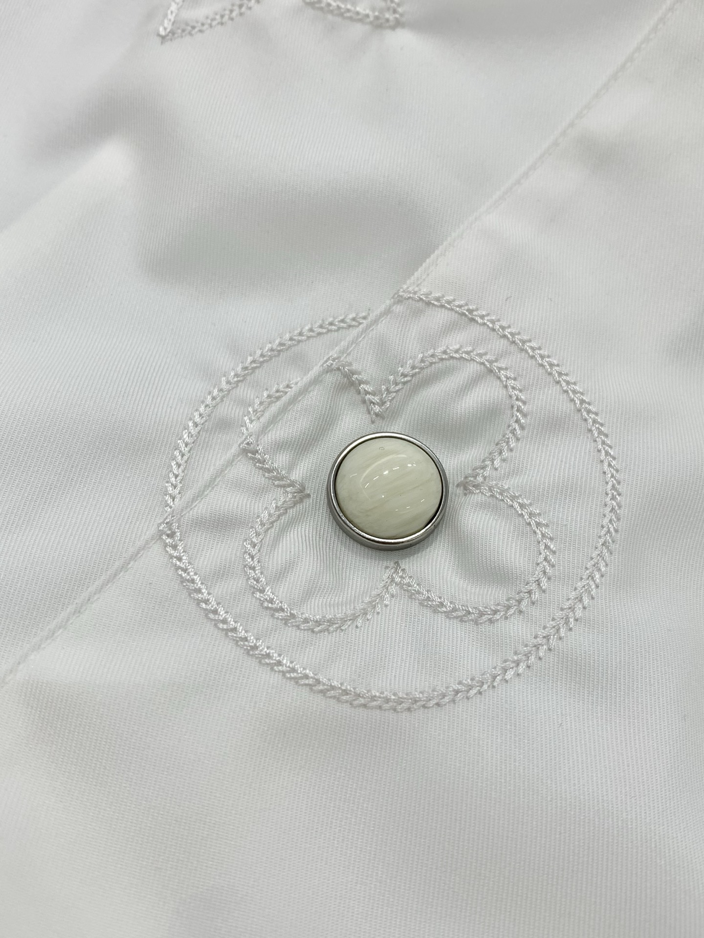 ，LouisVuitton 路易威登，春季最新款，专柜同步有售，原单狠货，时尚休闲长袖衬衫，上身很有特点