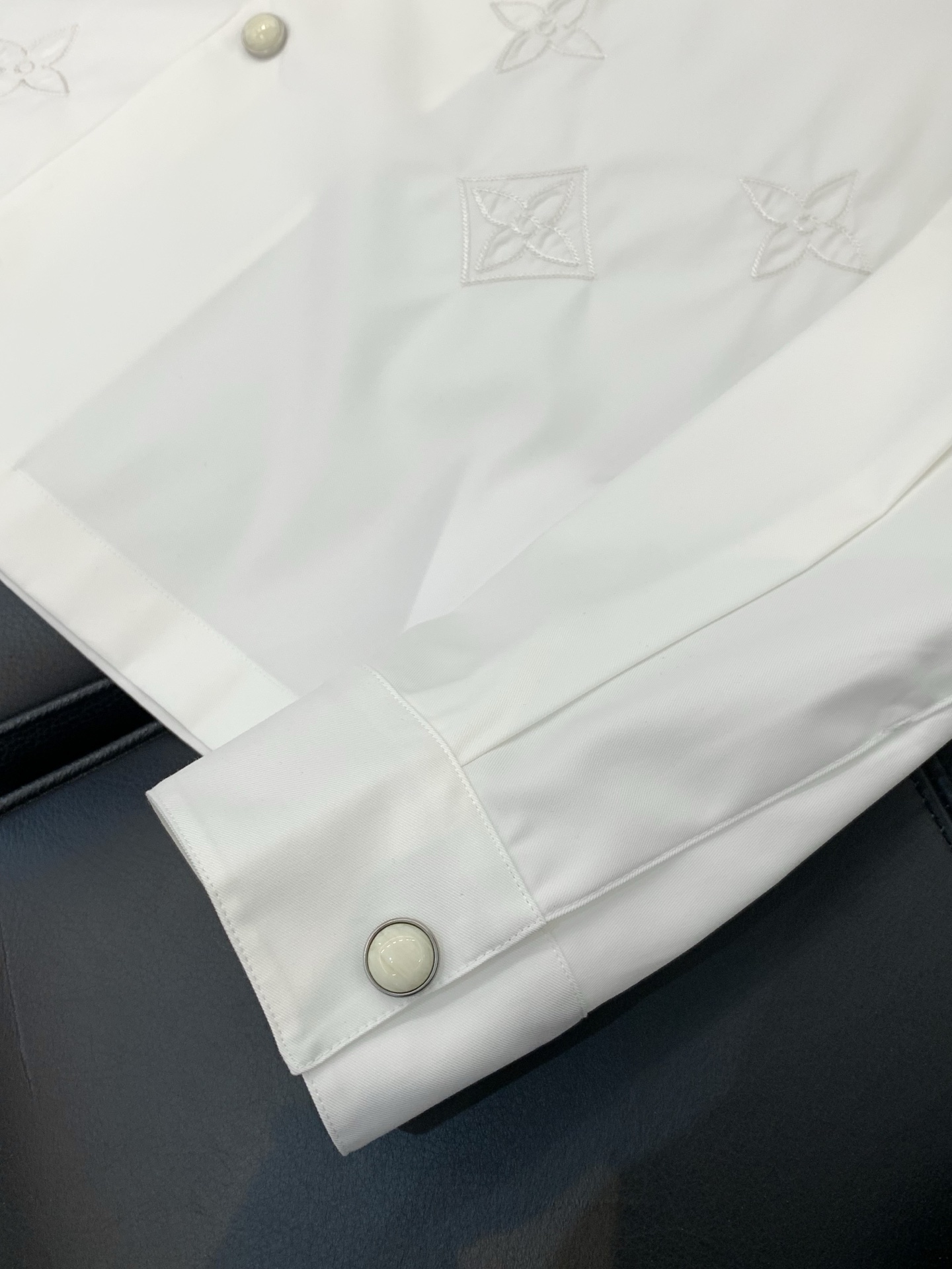 ，LouisVuitton 路易威登，春季最新款，专柜同步有售，原单狠货，时尚休闲长袖衬衫，上身很有特点