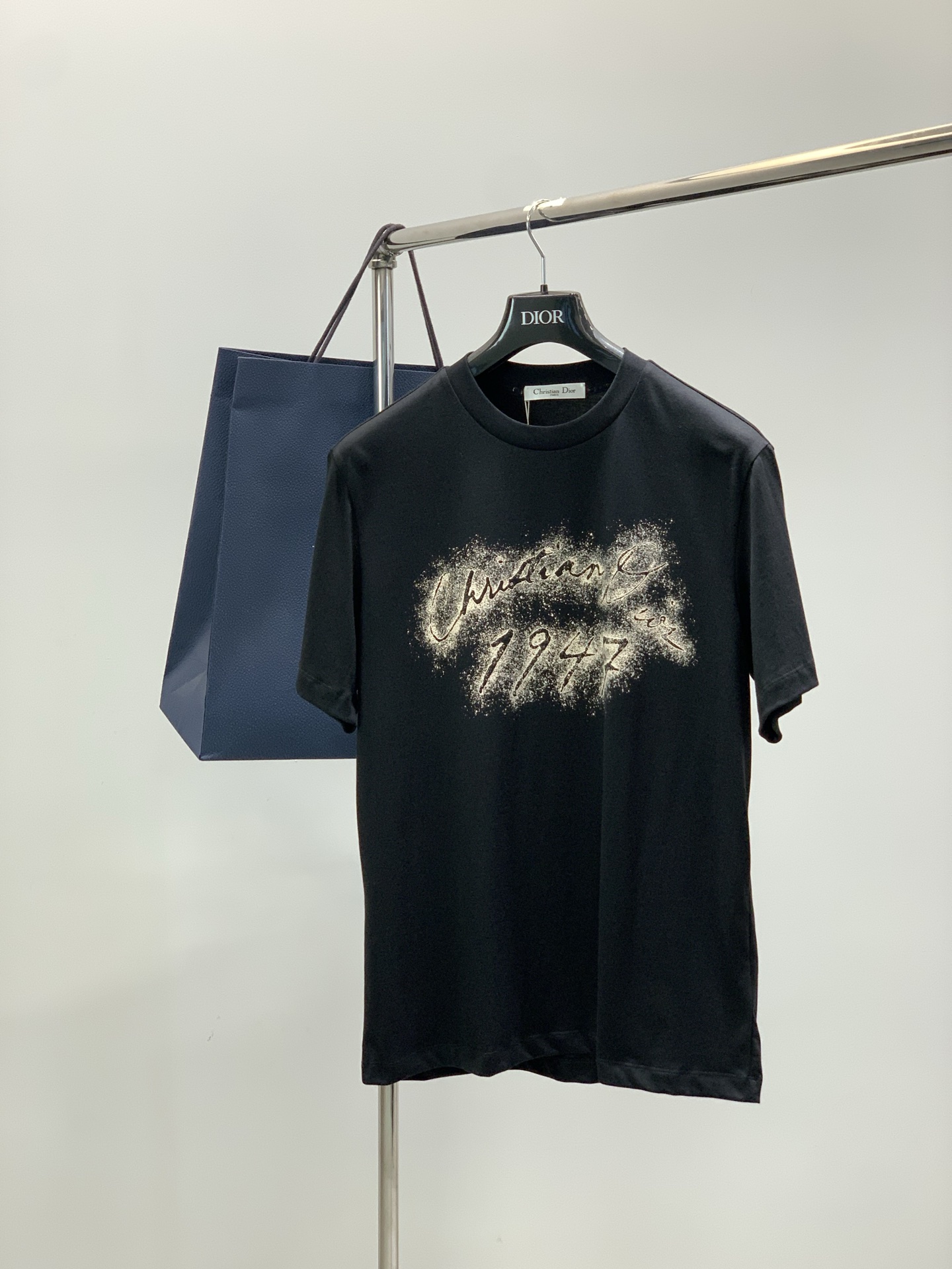 NO:756542,, Dior, 2026 spring and summer new products, available at counters simultaneously, simple, fashionable and casual round-neck short-sleeved T-shirt, original imported fabric, comfortable and breathable, top-notch printing technology, letter pattern logo, extremely high-grade, unique design, fashionable and handsome upper body!  3 colors recommended, size M-5XL, dior, dior, T-shirt, tees, t-shirt,19860909,Dior 迪奥, 2026春夏新品,专柜同步有售,简约时尚休闲圆领短袖T恤,原版进口面料,舒适透气,顶级印花工艺字母图案logo,档次极高,独特设计,上身时尚帅气！3色推荐,码数M-5XL,,dior,dior,T-shirt,tees，t-shirt,,Men's clothing