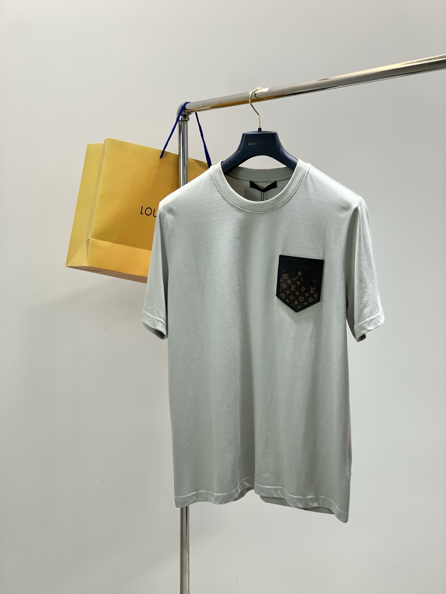 NO:756562,, LouisVuitton Louis Vuitton, the latest model for summer 2025, available at counters at the same time, original order, fashionable and casual round neck short-sleeved T-shirt, the upper body is very unique!  Eye-catching and bright, imported original fabrics, top-notch printing technology, letter pattern decoration Logo, simple yet fashionable, classic atmosphere, comfortable and breathable, handsome and stylish upper body, 4 colors recommended, size S-XL size, length, shoulder width, bust, sleeve length, S68425222.5 M7043.55423 L72455623.5 XL7446.55824,, louis vuitton, louis  vuitton,T-shirt,tees,t-shirt,19860909,LouisVuitton 路易威登,2025夏季最新款,专柜同步有售,原单狠货,时尚休闲圆领短袖T恤,上身很有特点！吸睛而有亮点,进口原版面料,顶级印花工艺字母图案装饰Logo,简单而不失时尚,经典大气,舒适透气,上身帅气有型,4色推荐,码数S-XL 尺码衣长肩宽胸围袖长 S68425222.5 M7043.55423 L72455623.5 XL7446.55824,,louis vuitton,louis vuitton,T-shirt,tees，t-shirt,,Men's clothing