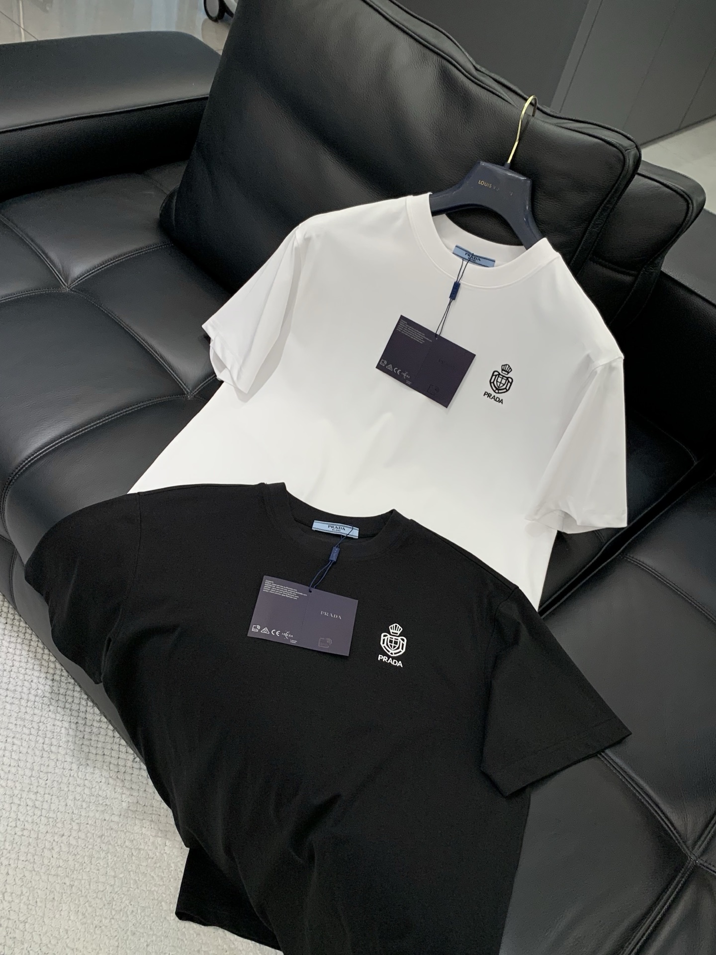 ，PRADA 普拉达，夏季最新品，专柜同步有售，时尚休闲圆领短袖T恤，进口原版面料，做工极为复杂，唯一可