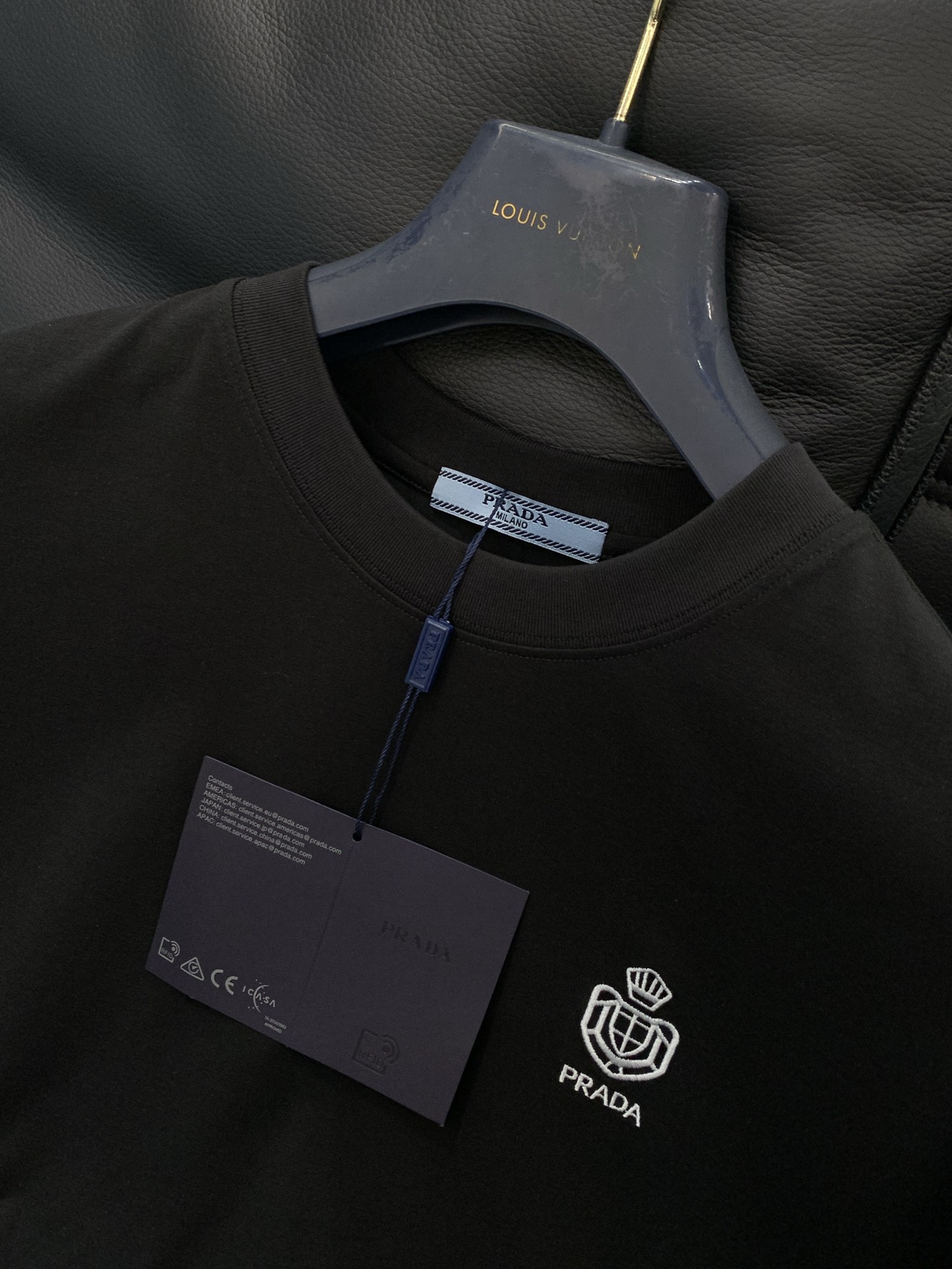 ，PRADA 普拉达，夏季最新品，专柜同步有售，时尚休闲圆领短袖T恤，进口原版面料，做工极为复杂，唯一可