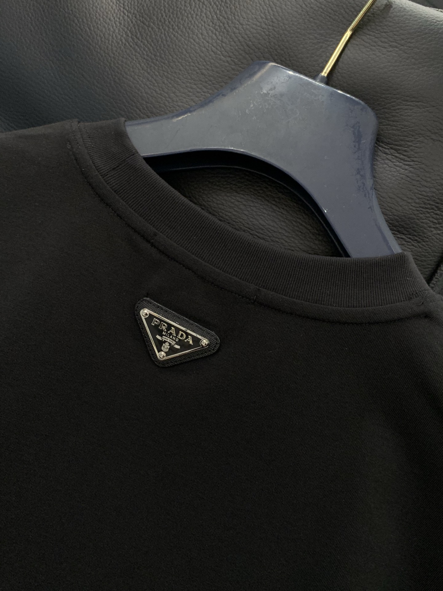 ，PRADA 普拉达，夏季最新品，专柜同步有售，时尚休闲圆领短袖T恤，进口原版面料，做工极为复杂，唯一可