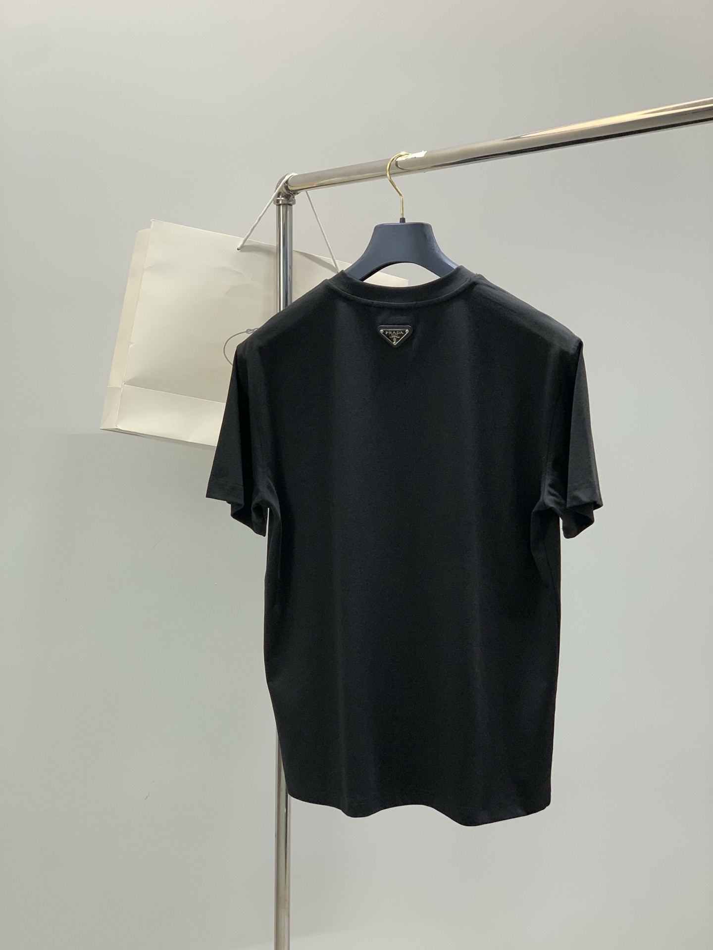 ，PRADA 普拉达，夏季最新品，专柜同步有售，时尚休闲圆领短袖T恤，进口原版面料，做工极为复杂，唯一可