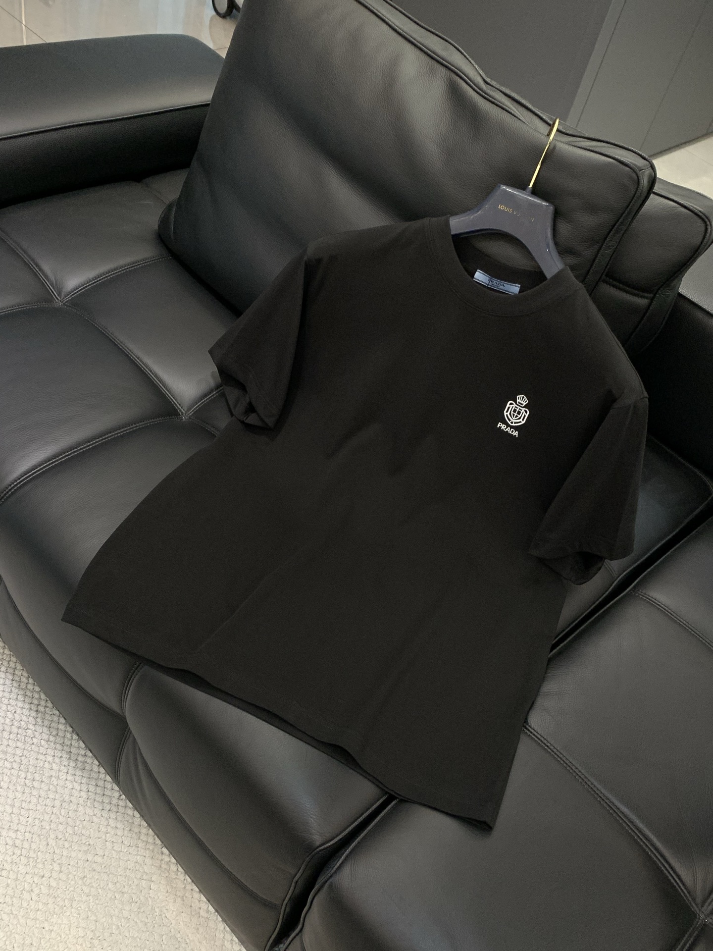 ，PRADA 普拉达，夏季最新品，专柜同步有售，时尚休闲圆领短袖T恤，进口原版面料，做工极为复杂，唯一可