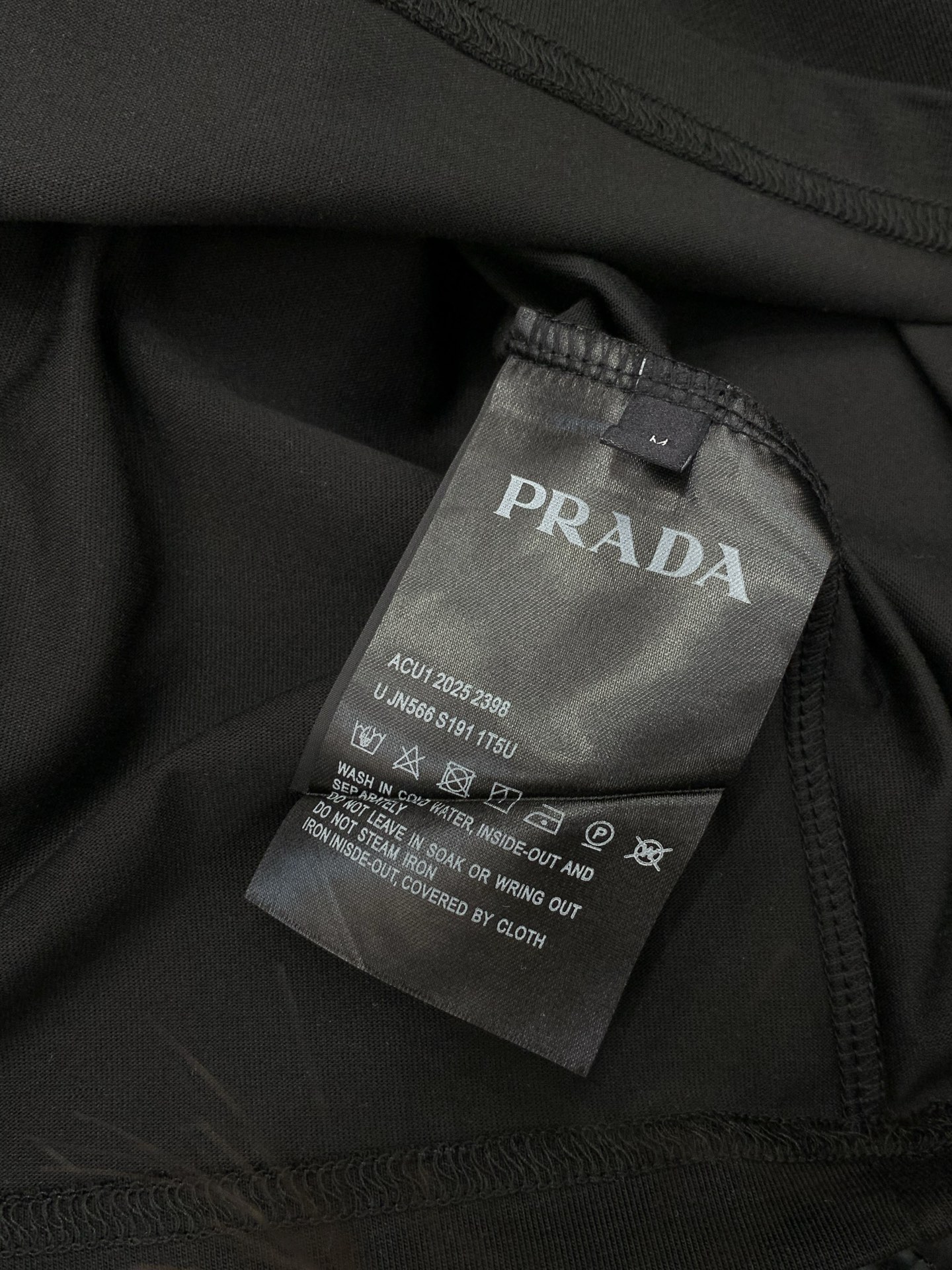 ，PRADA 普拉达，夏季最新品，专柜同步有售，时尚休闲圆领短袖T恤，进口原版面料，做工极为复杂，唯一可