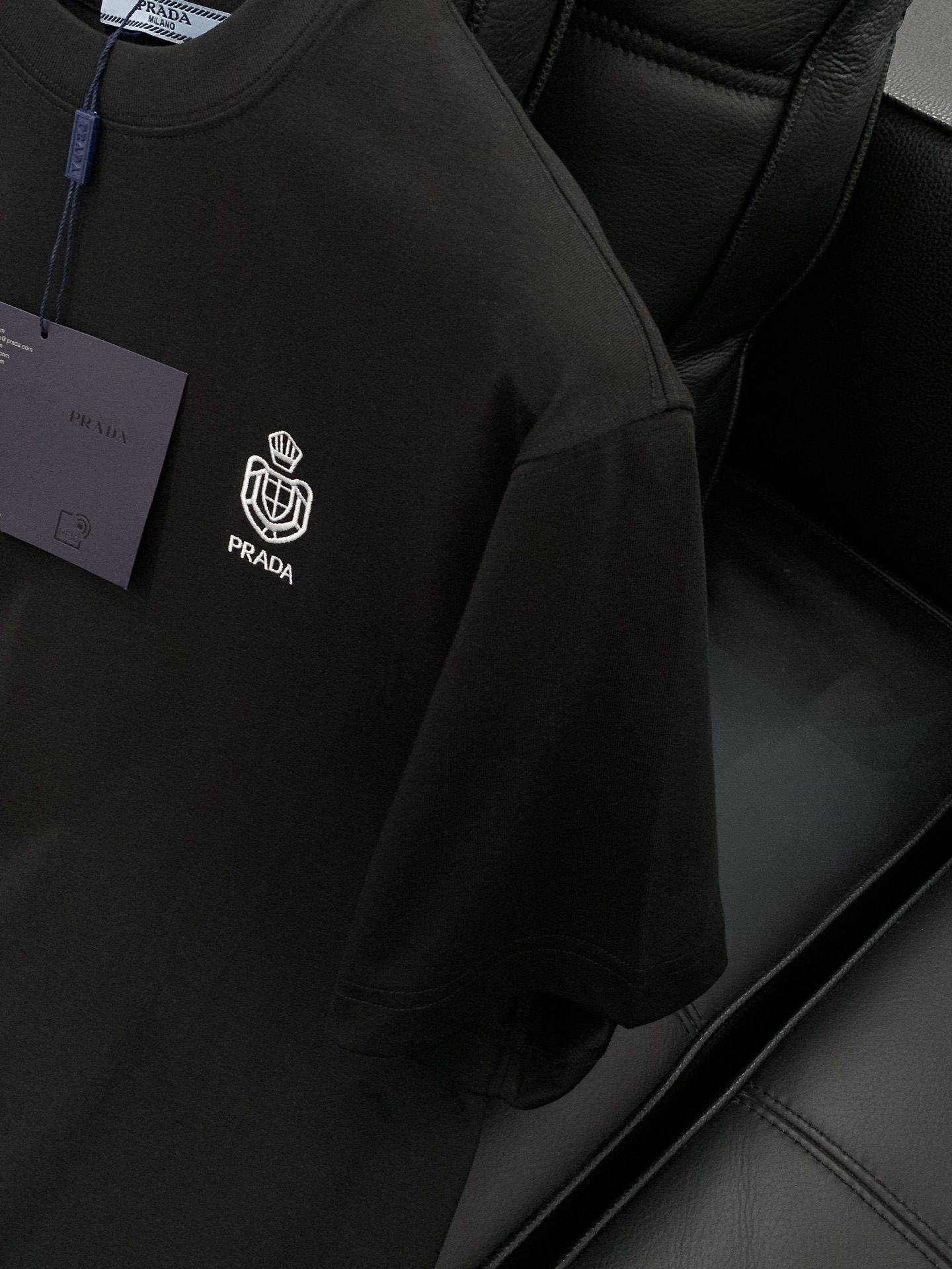 ，PRADA 普拉达，夏季最新品，专柜同步有售，时尚休闲圆领短袖T恤，进口原版面料，做工极为复杂，唯一可