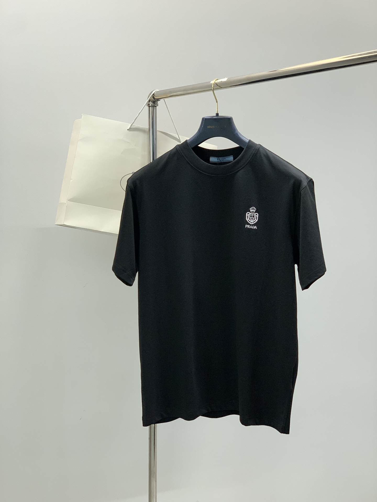 ，PRADA 普拉达，夏季最新品，专柜同步有售，时尚休闲圆领短袖T恤，进口原版面料，做工极为复杂，唯一可