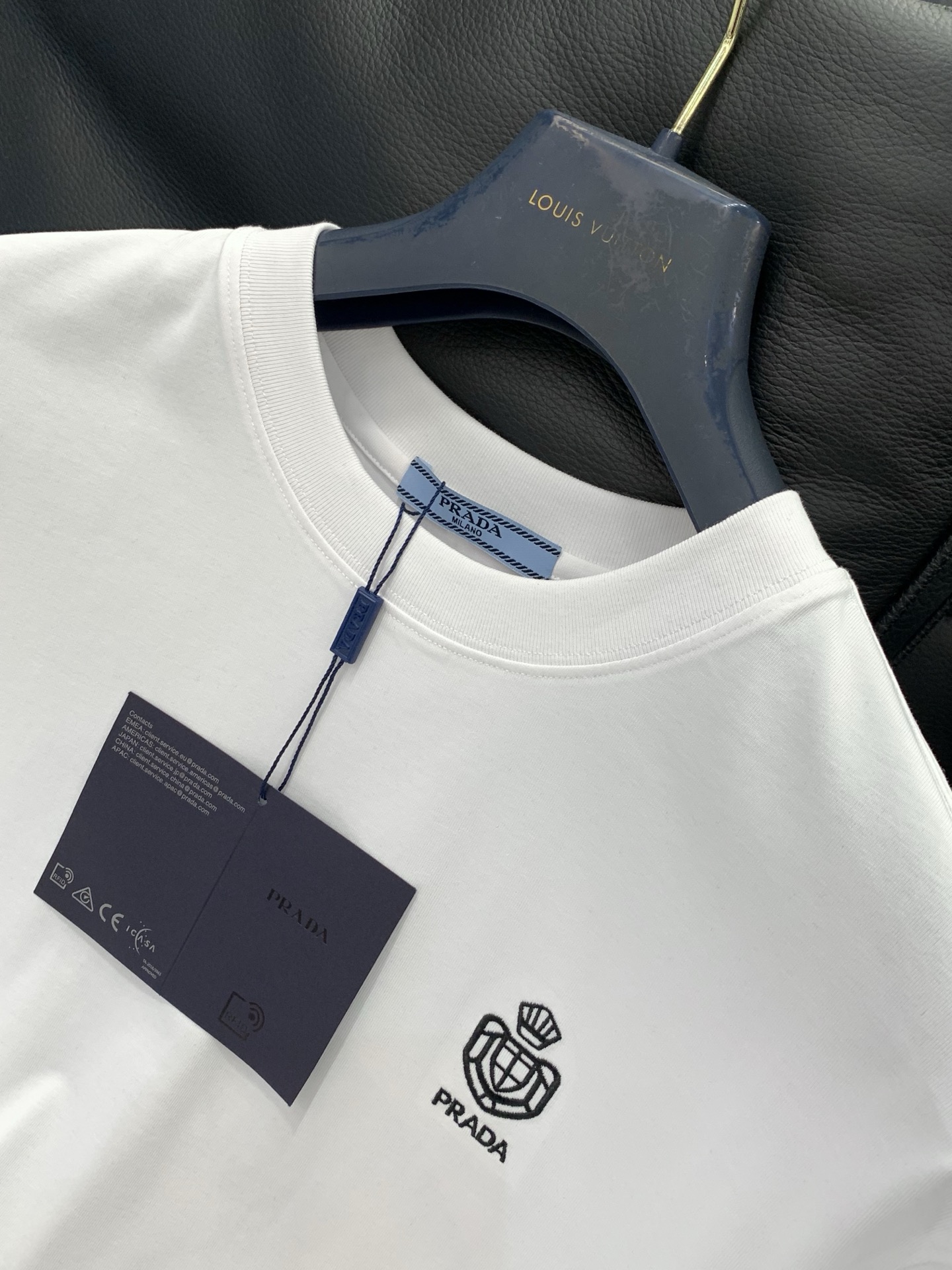 ，PRADA 普拉达，夏季最新品，专柜同步有售，时尚休闲圆领短袖T恤，进口原版面料，做工极为复杂，唯一可