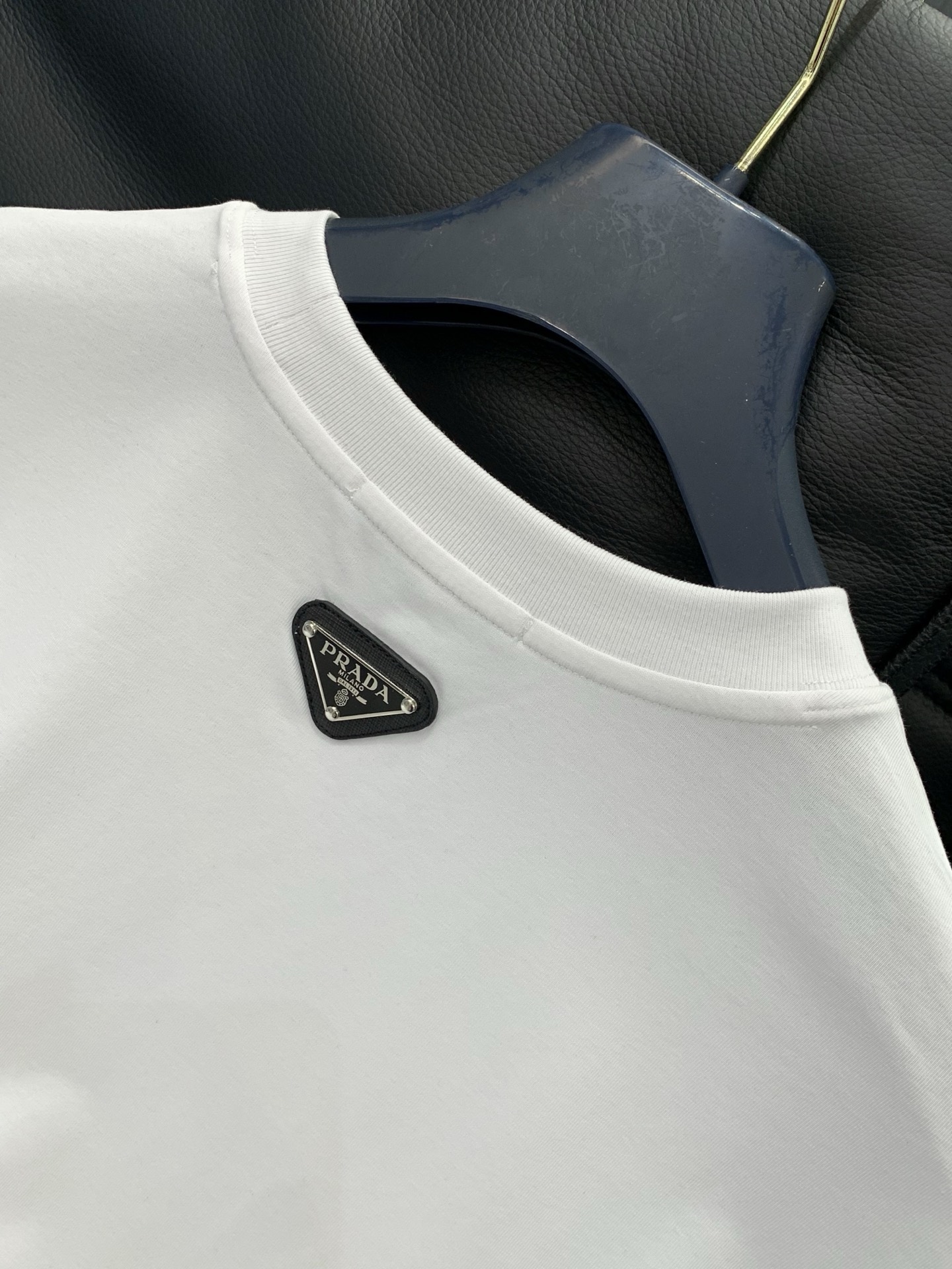 ，PRADA 普拉达，夏季最新品，专柜同步有售，时尚休闲圆领短袖T恤，进口原版面料，做工极为复杂，唯一可