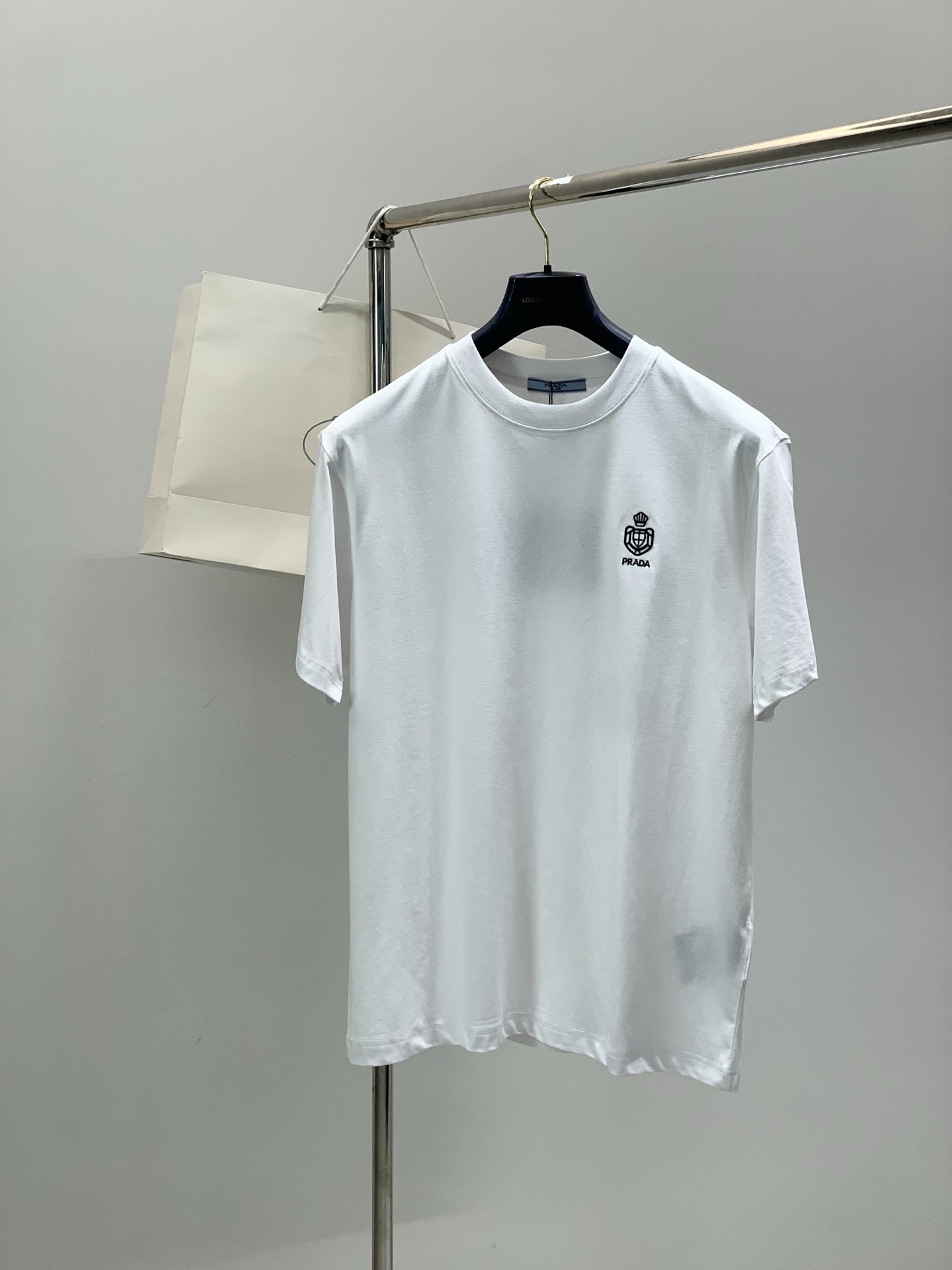 ，PRADA 普拉达，夏季最新品，专柜同步有售，时尚休闲圆领短袖T恤，进口原版面料，做工极为复杂，唯一可