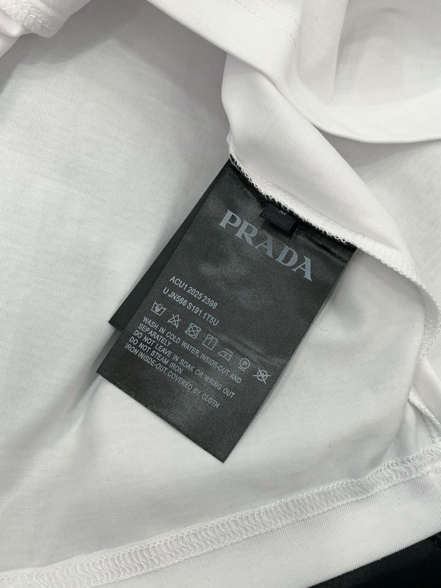 ，PRADA 普拉达，夏季最新品，专柜同步有售，时尚休闲圆领短袖T恤，进口原版面料，做工极为复杂，唯一可