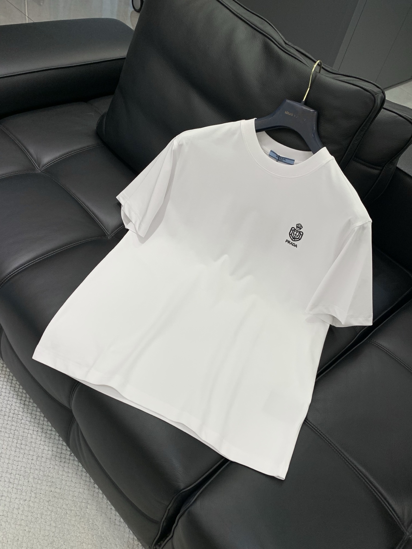 ，PRADA 普拉达，夏季最新品，专柜同步有售，时尚休闲圆领短袖T恤，进口原版面料，做工极为复杂，唯一可