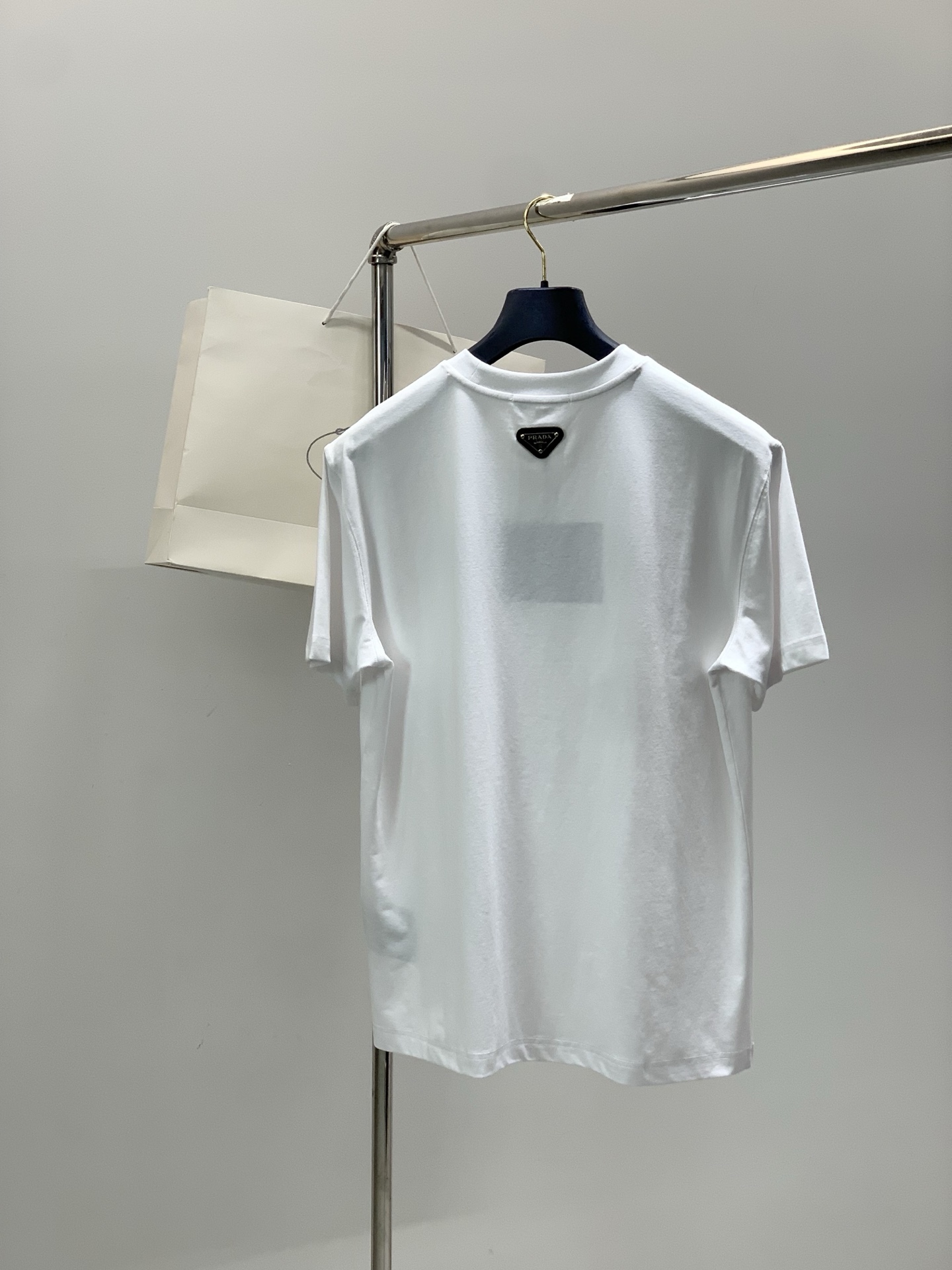 ，PRADA 普拉达，夏季最新品，专柜同步有售，时尚休闲圆领短袖T恤，进口原版面料，做工极为复杂，唯一可