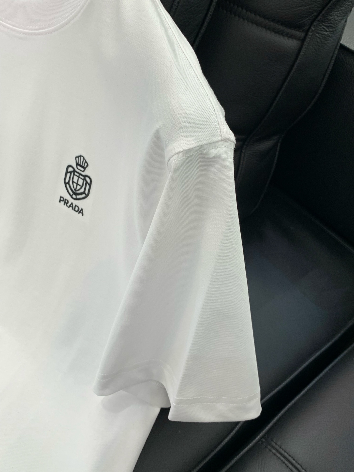 ，PRADA 普拉达，夏季最新品，专柜同步有售，时尚休闲圆领短袖T恤，进口原版面料，做工极为复杂，唯一可