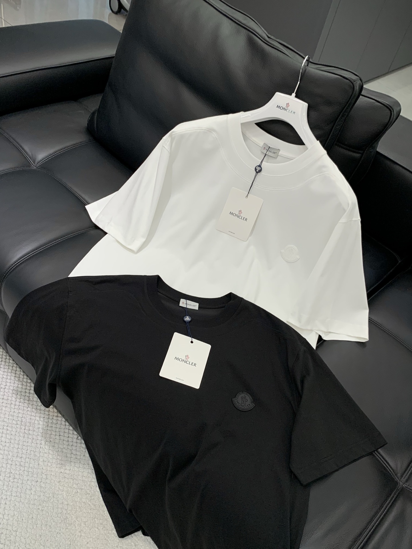 ，Moncler 蒙口，2026春夏最新品，专柜同步有售，原单狠货，时尚休闲圆领短袖T恤，上身舒适！吸睛