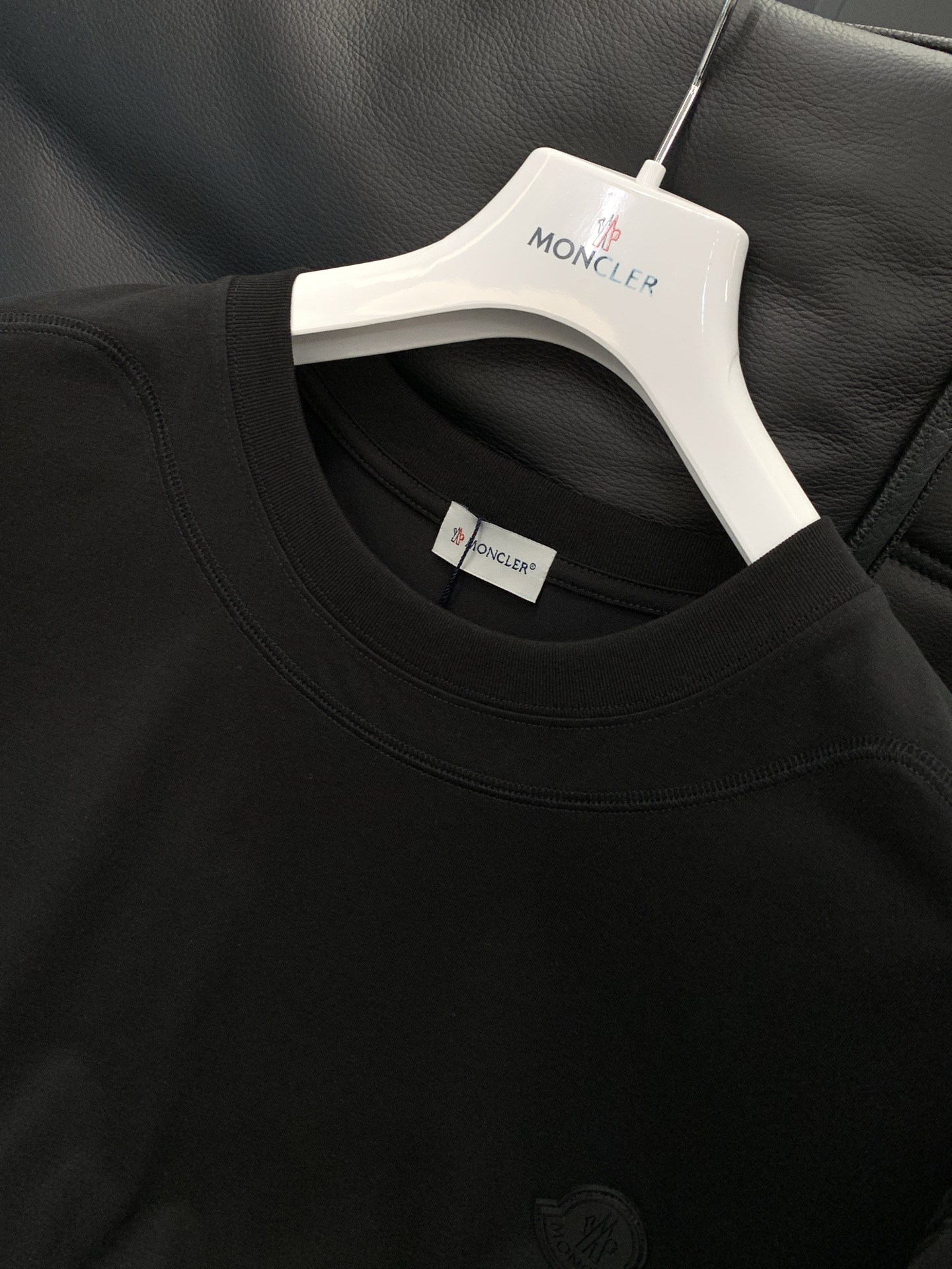 ，Moncler 蒙口，2026春夏最新品，专柜同步有售，原单狠货，时尚休闲圆领短袖T恤，上身舒适！吸睛