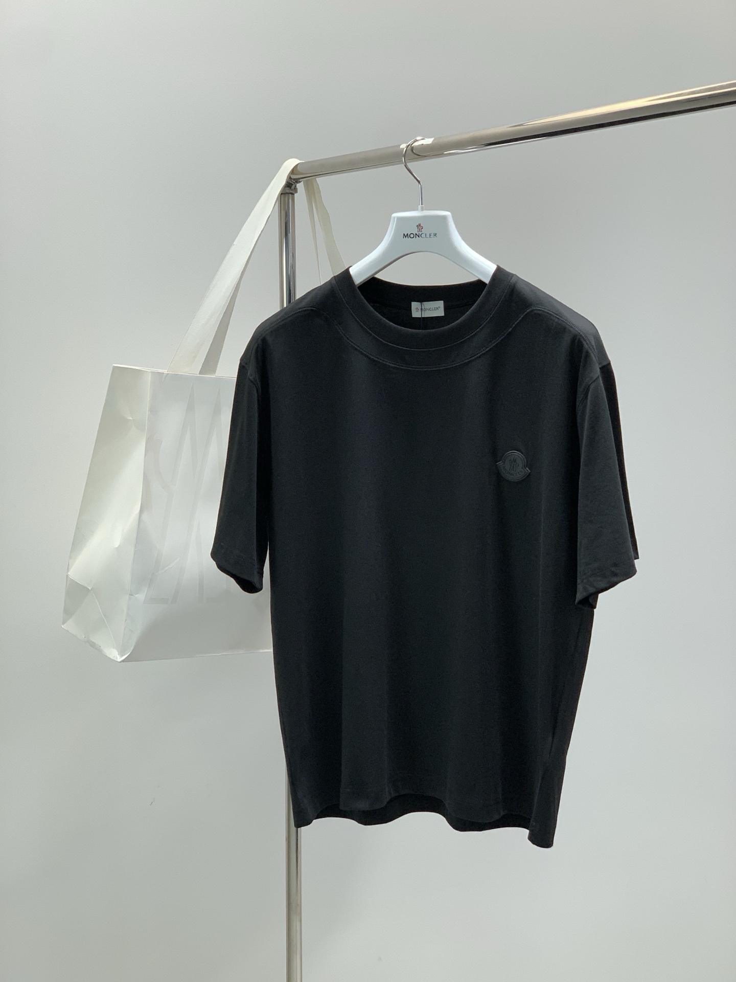 ，Moncler 蒙口，2026春夏最新品，专柜同步有售，原单狠货，时尚休闲圆领短袖T恤，上身舒适！吸睛