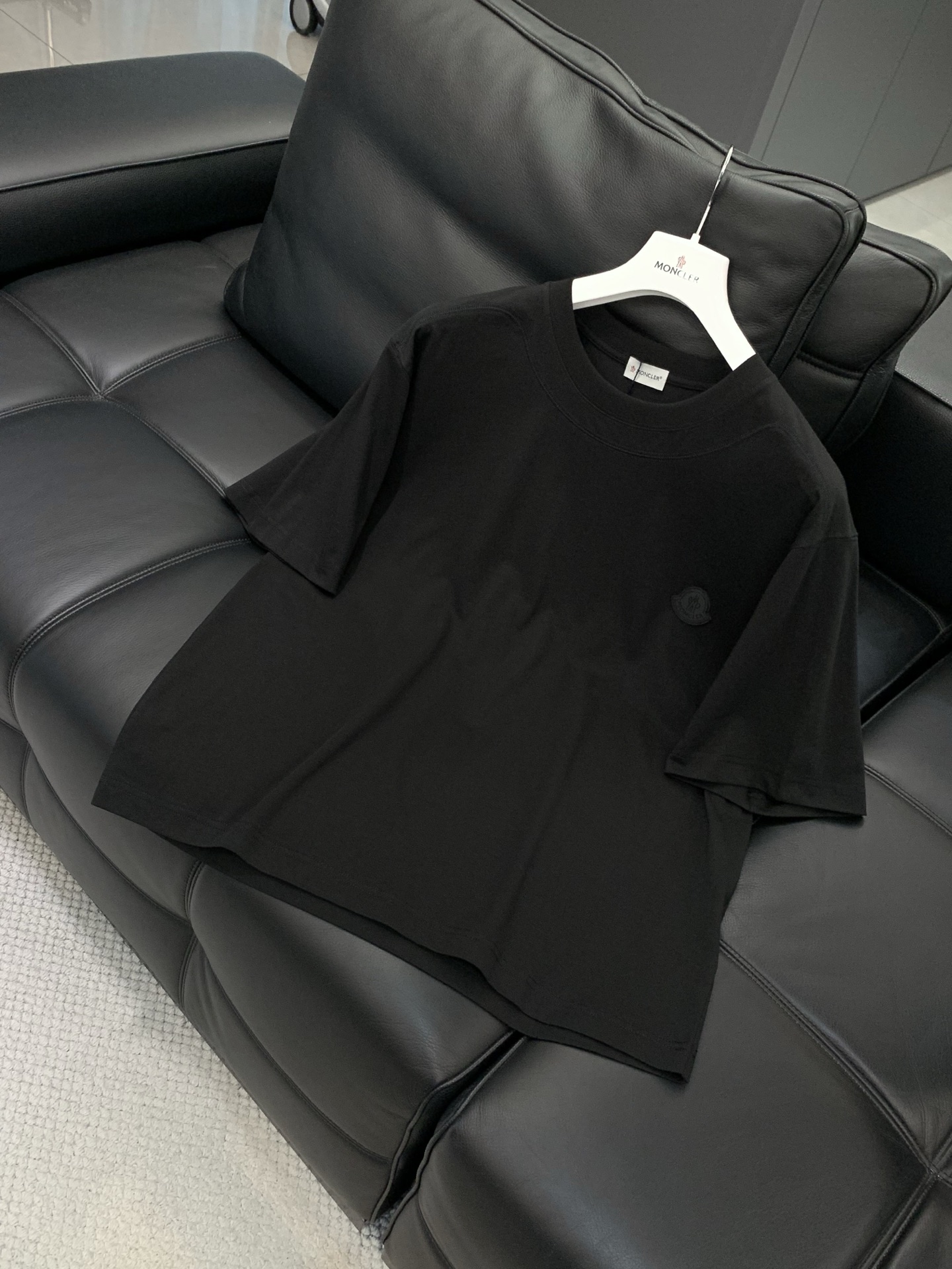，Moncler 蒙口，2026春夏最新品，专柜同步有售，原单狠货，时尚休闲圆领短袖T恤，上身舒适！吸睛