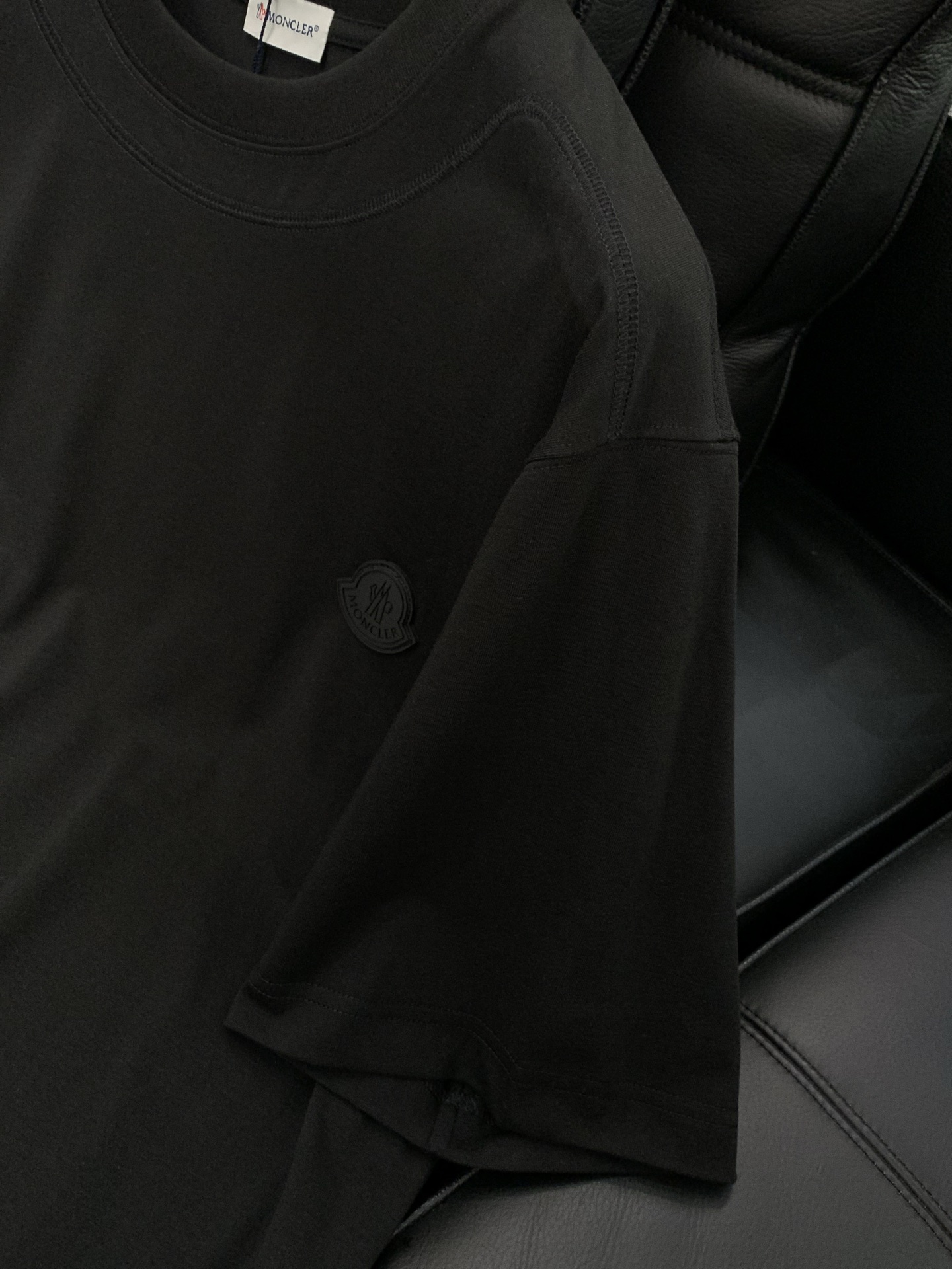 ，Moncler 蒙口，2026春夏最新品，专柜同步有售，原单狠货，时尚休闲圆领短袖T恤，上身舒适！吸睛