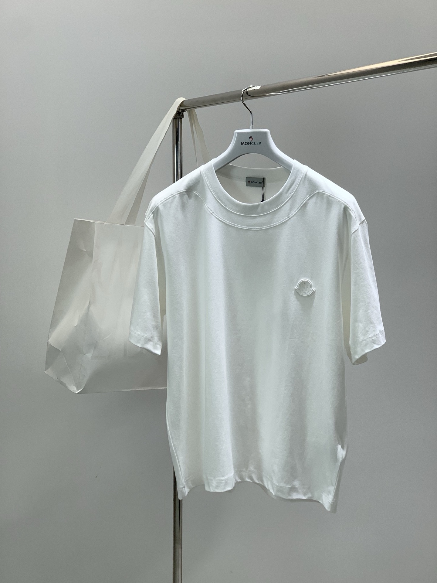 ，Moncler 蒙口，2026春夏最新品，专柜同步有售，原单狠货，时尚休闲圆领短袖T恤，上身舒适！吸睛