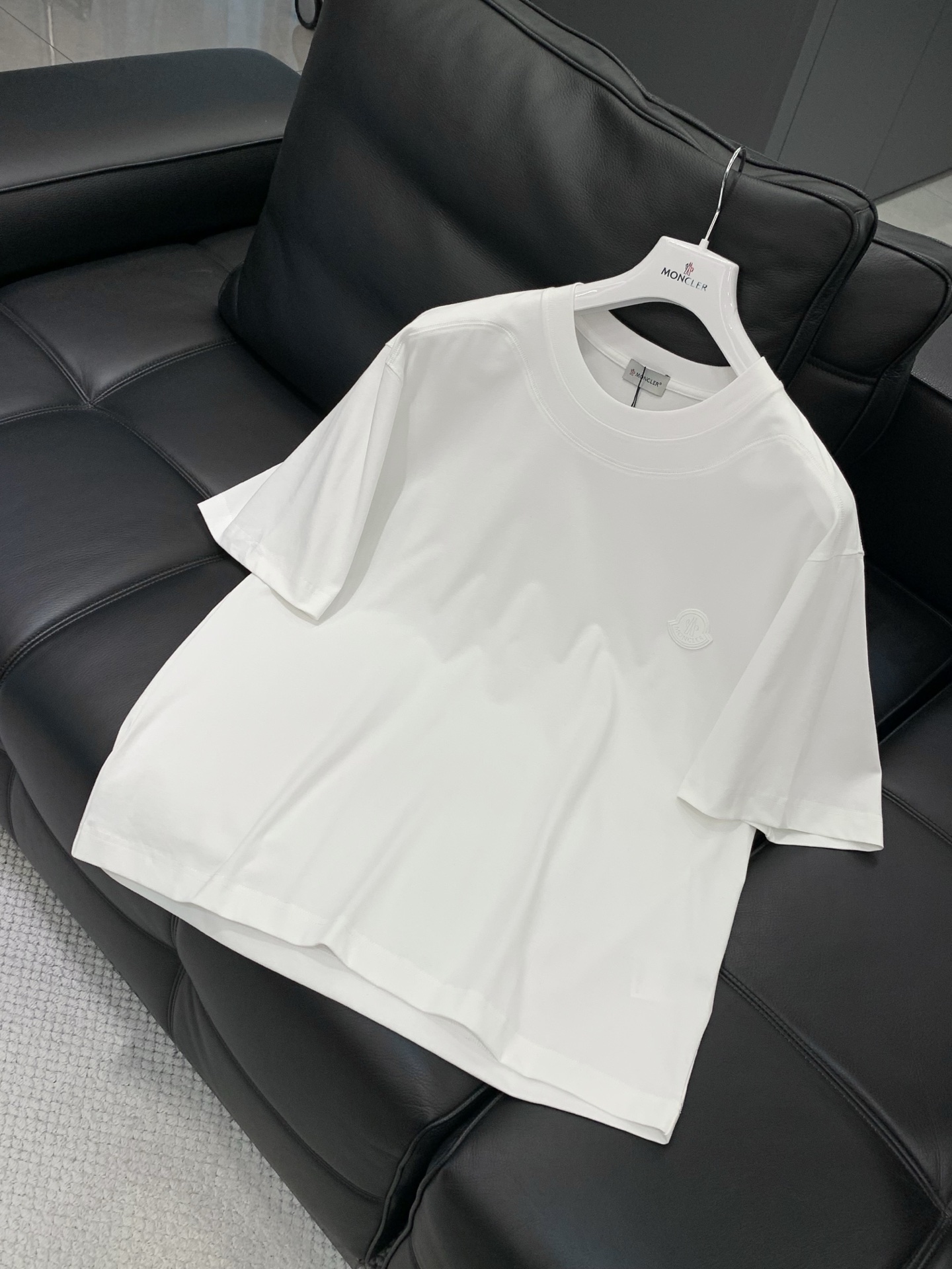 ，Moncler 蒙口，2026春夏最新品，专柜同步有售，原单狠货，时尚休闲圆领短袖T恤，上身舒适！吸睛