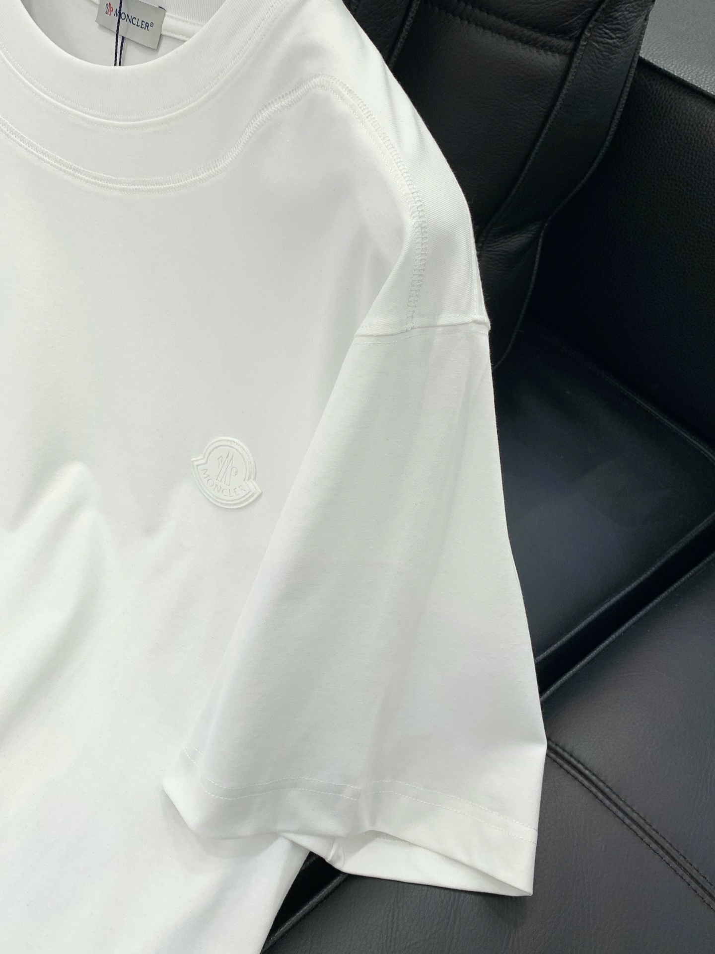 ，Moncler 蒙口，2026春夏最新品，专柜同步有售，原单狠货，时尚休闲圆领短袖T恤，上身舒适！吸睛