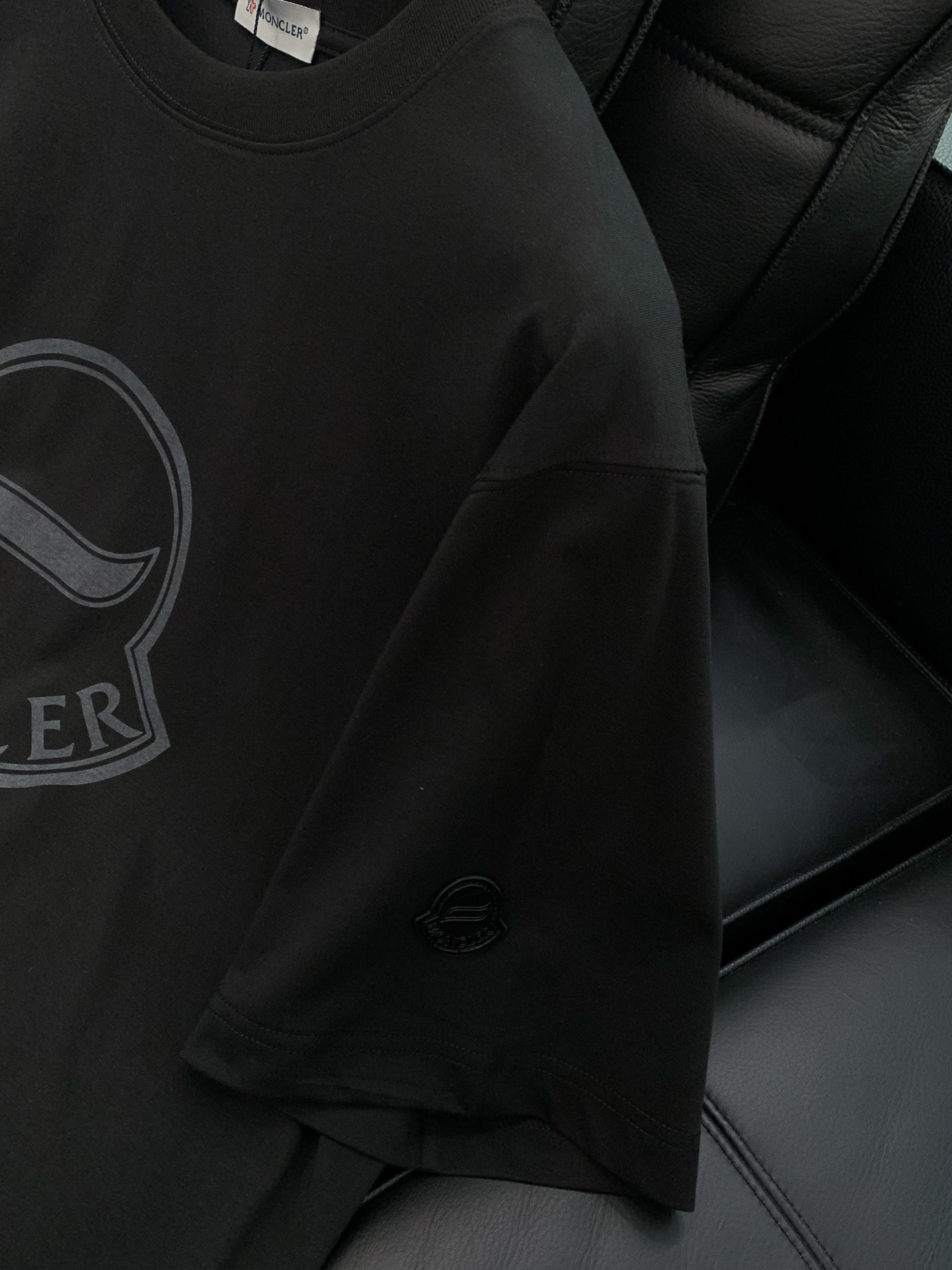 ，Moncler 蒙口，2026春夏最新品，专柜同步有售，原单狠货，时尚休闲圆领短袖T恤，上身舒适！吸睛