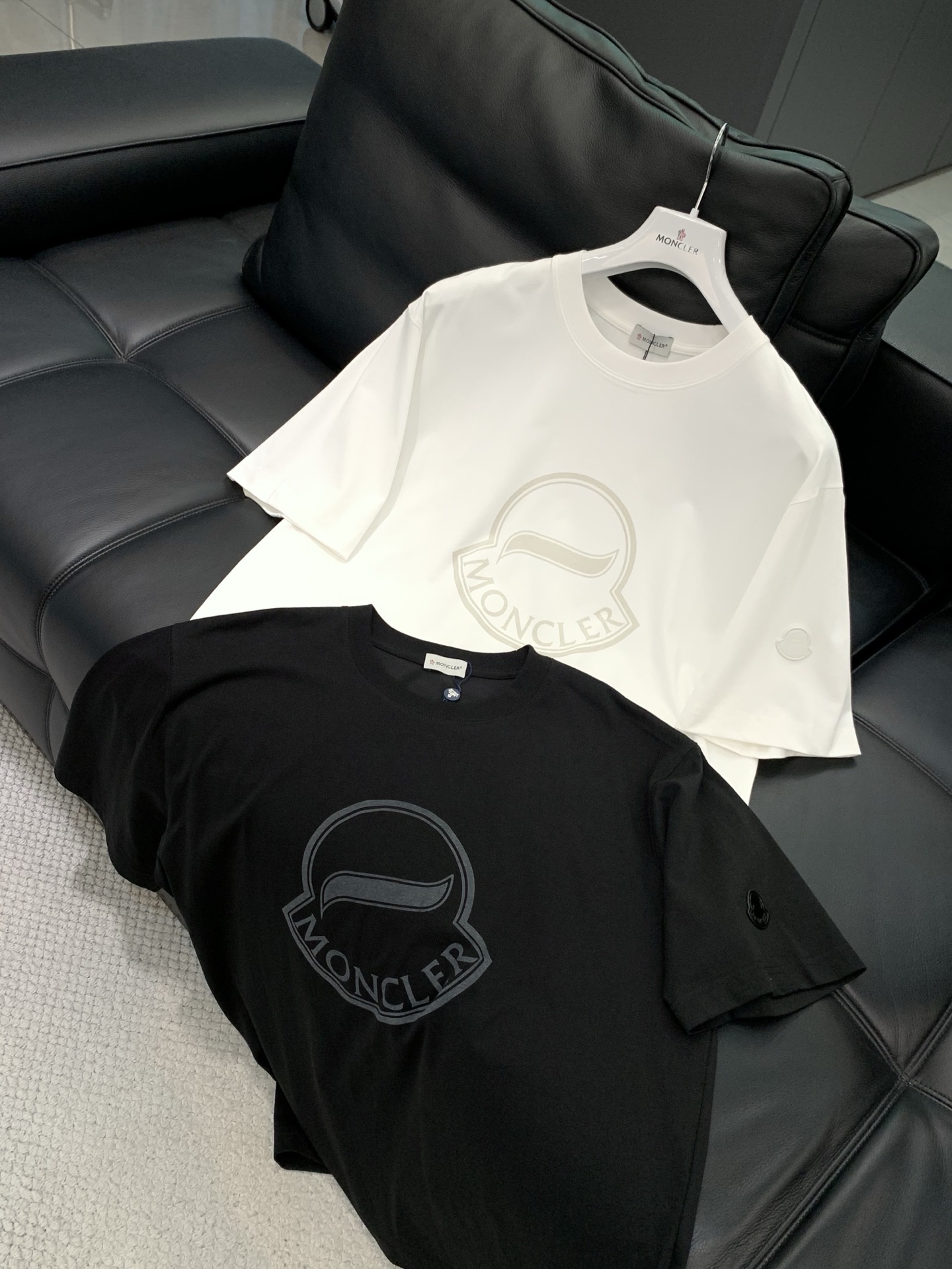 ，Moncler 蒙口，2026春夏最新品，专柜同步有售，原单狠货，时尚休闲圆领短袖T恤，上身舒适！吸睛