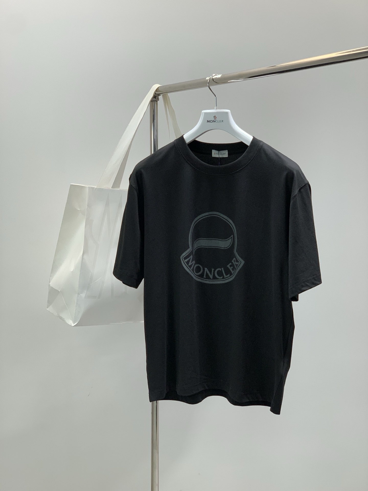 ，Moncler 蒙口，2026春夏最新品，专柜同步有售，原单狠货，时尚休闲圆领短袖T恤，上身舒适！吸睛