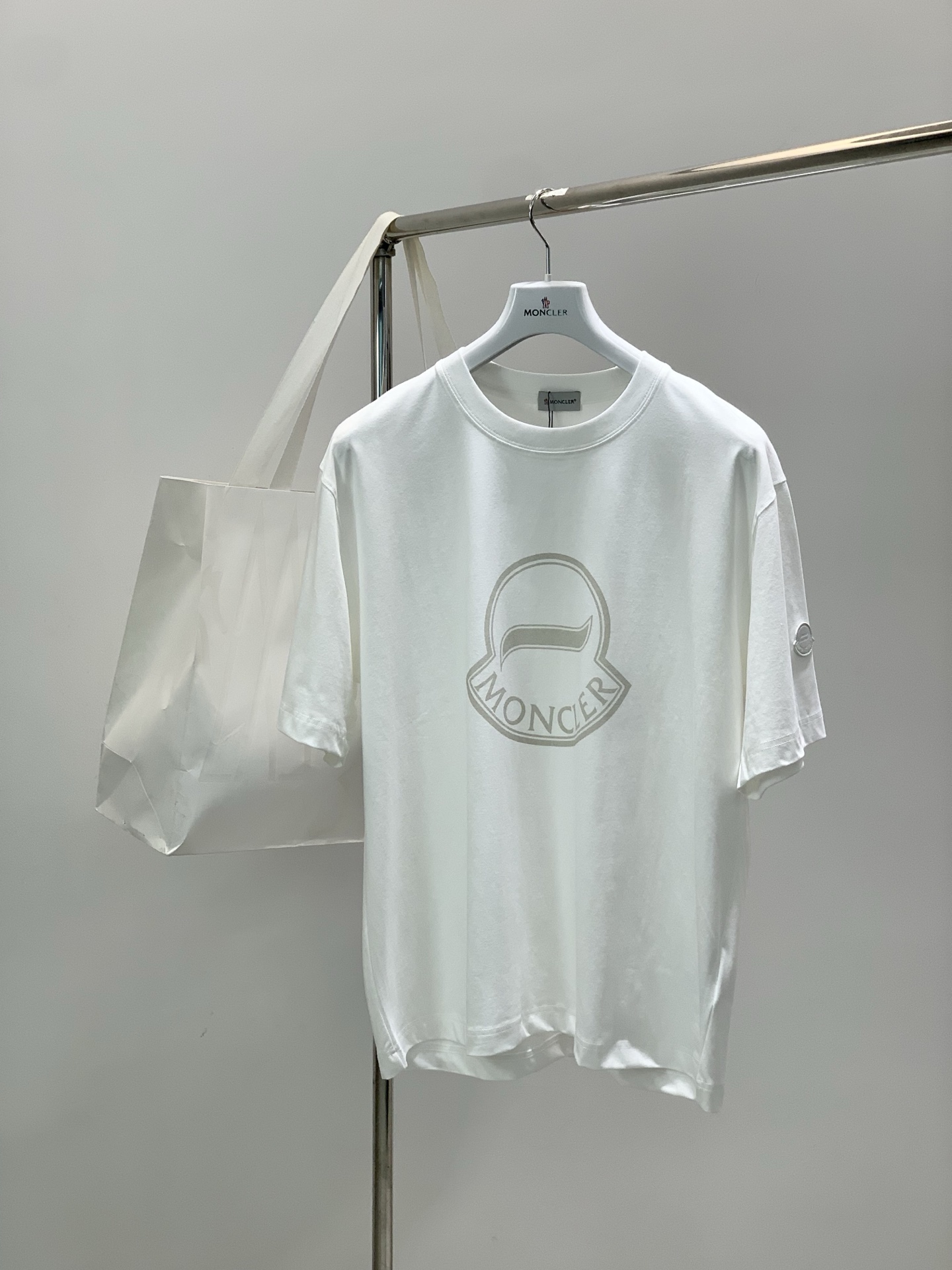 ，Moncler 蒙口，2026春夏最新品，专柜同步有售，原单狠货，时尚休闲圆领短袖T恤，上身舒适！吸睛